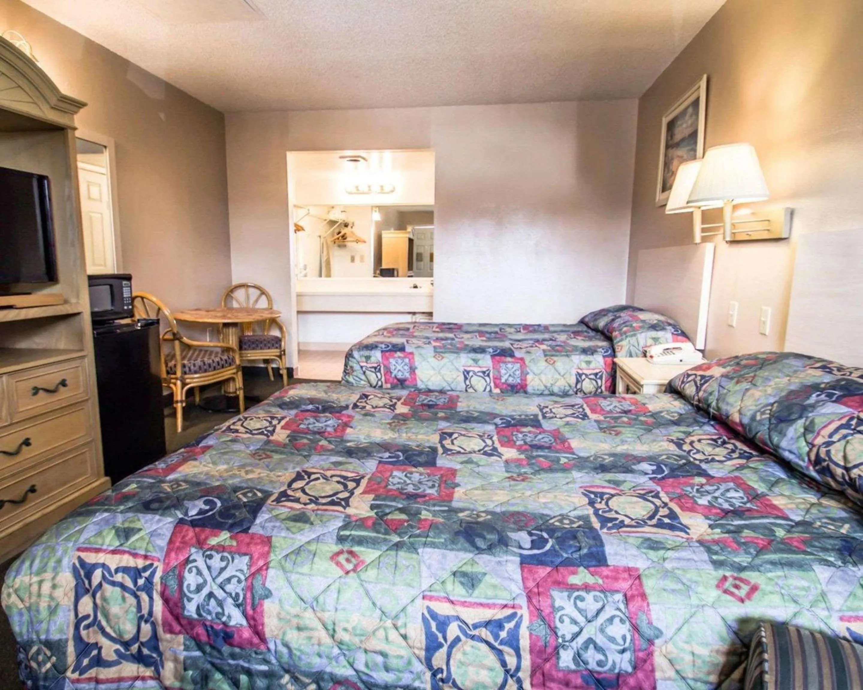 Photo of the whole room, Bed in Rodeway Inn Apopka South