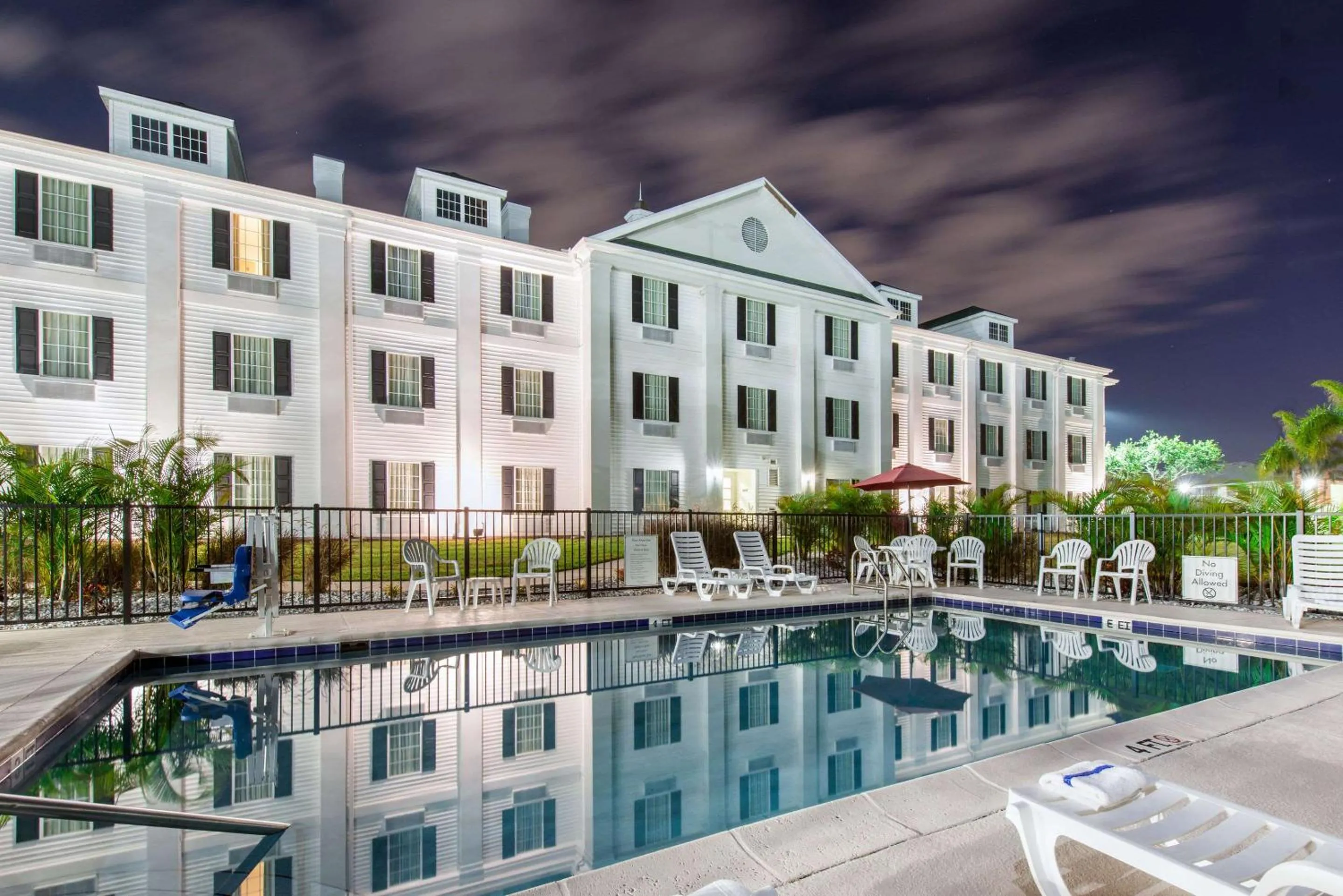 Swimming pool in Quality Inn Palm Bay - Melbourne I-95