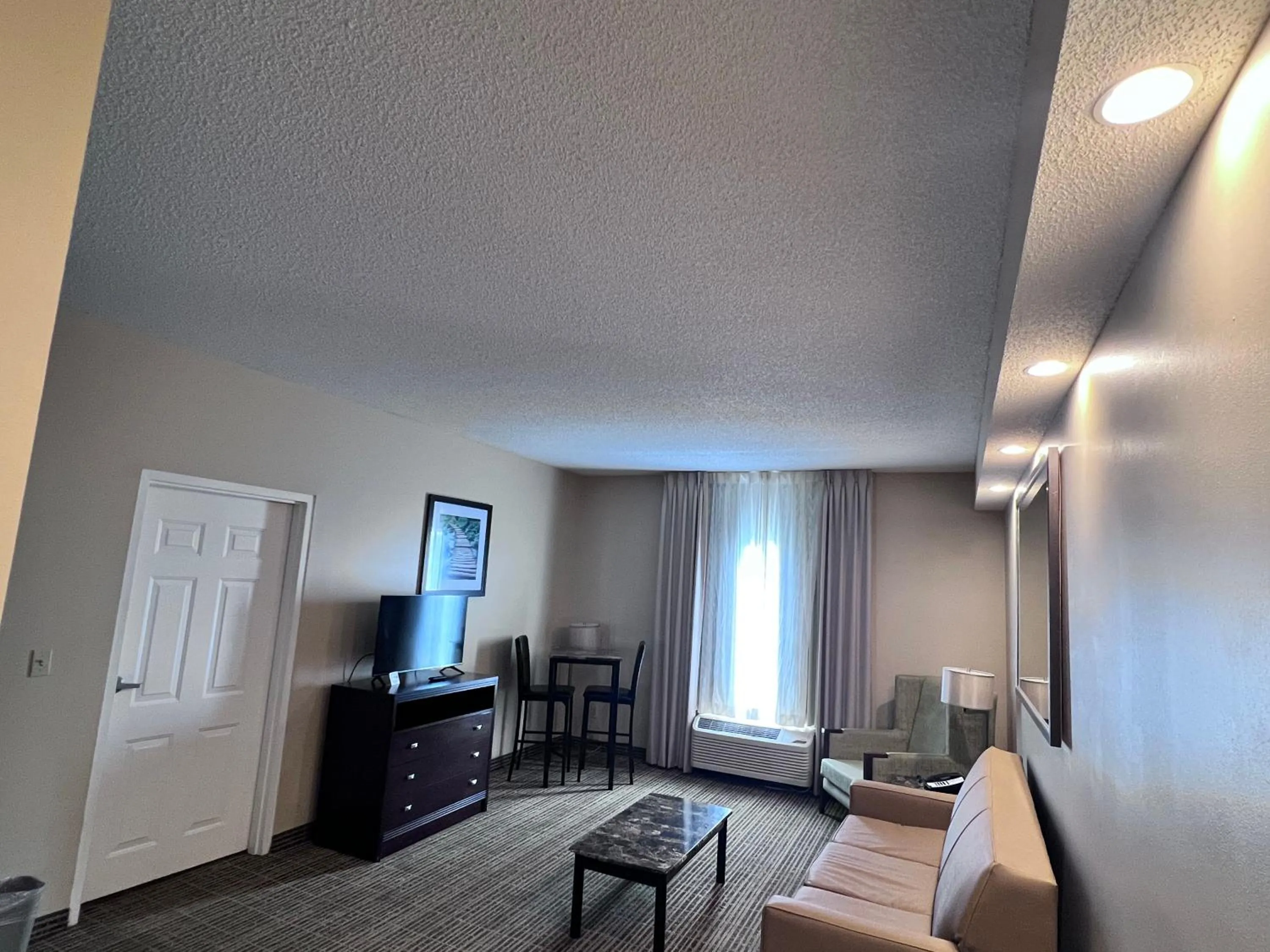 Communal lounge/ TV room in Quality Inn Palm Bay - Melbourne I-95