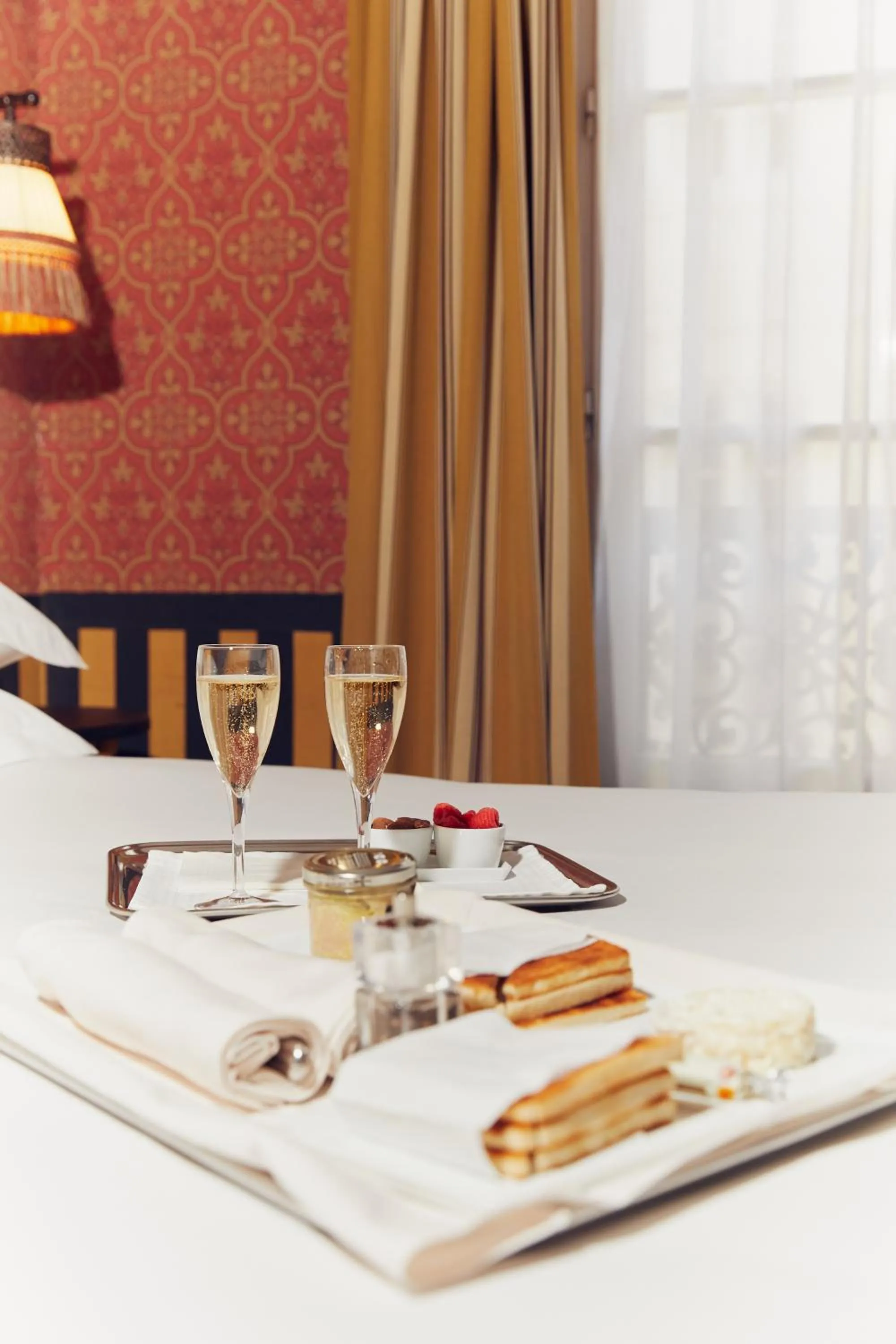 room service in Hôtel Bourg Tibourg - Paris Marais