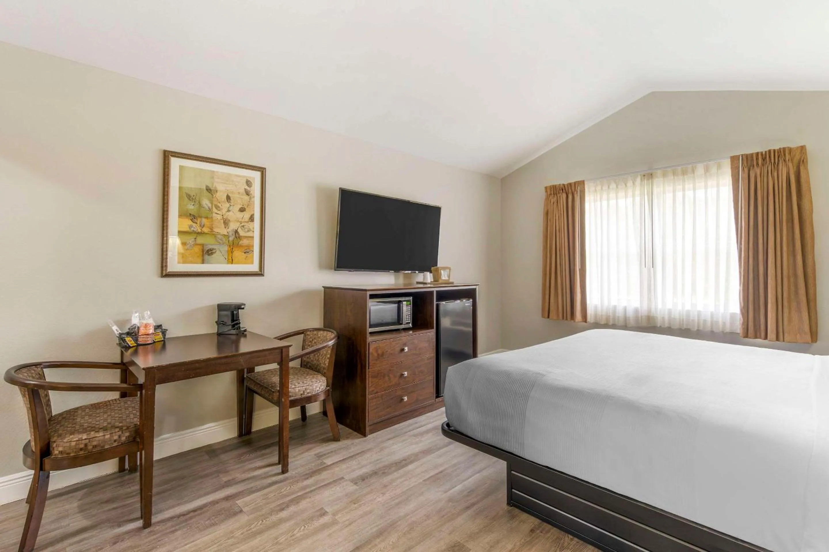 Bedroom, TV/Entertainment Center in Quality Inn Conference Center at Citrus Hills