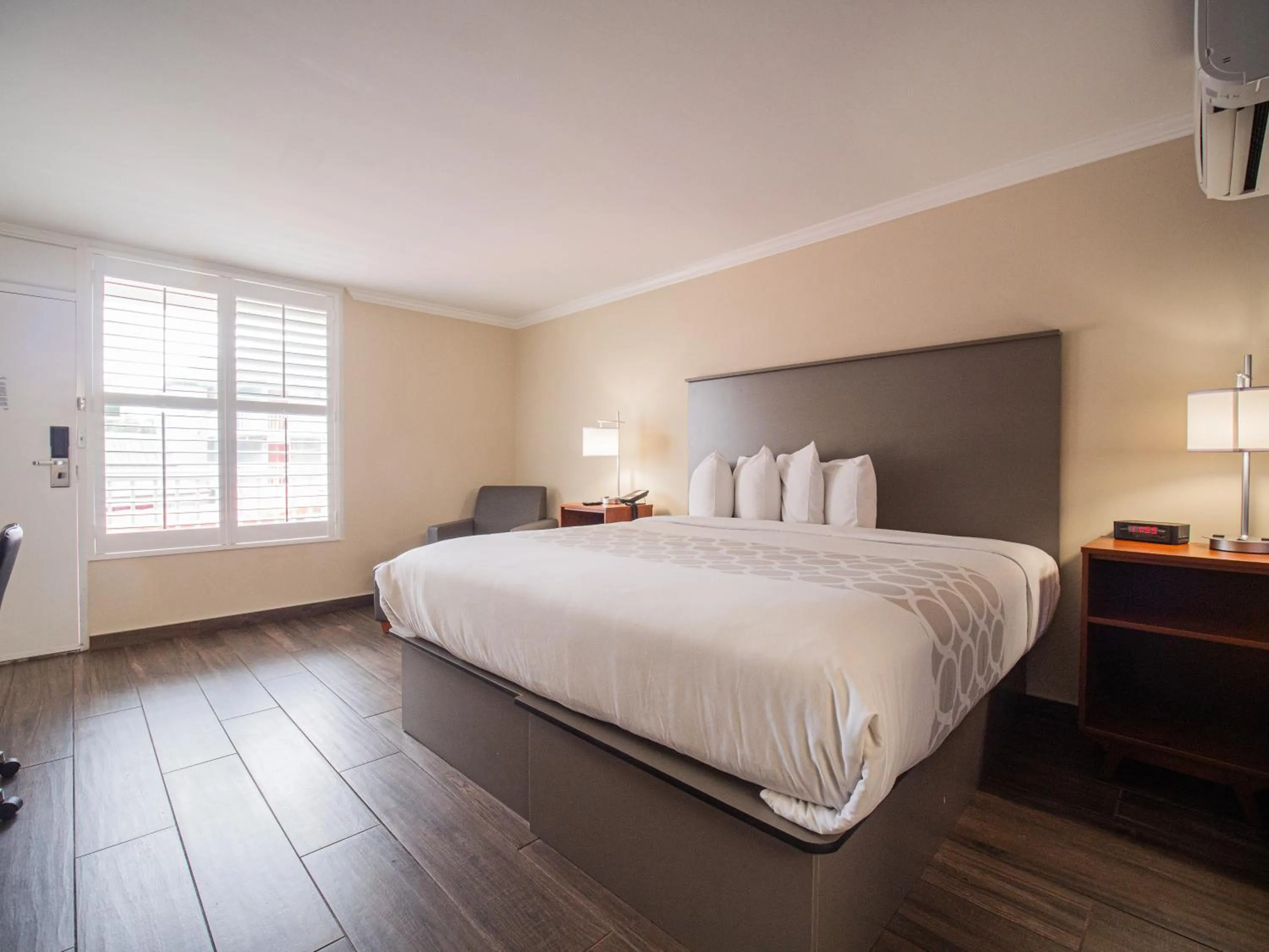 Bedroom, Bed in Equus Inn I75