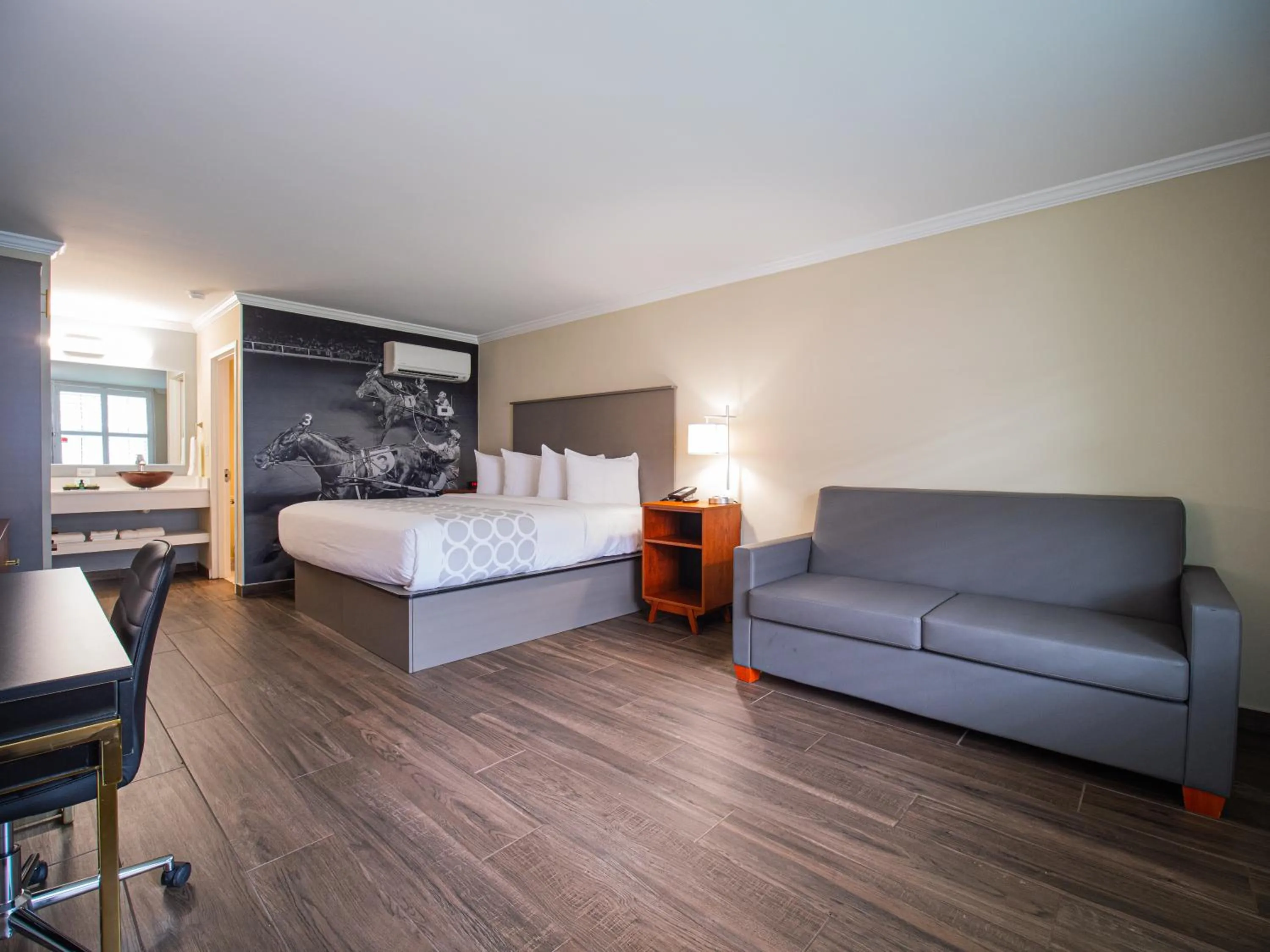 Bedroom, Bed in Equus Inn I75