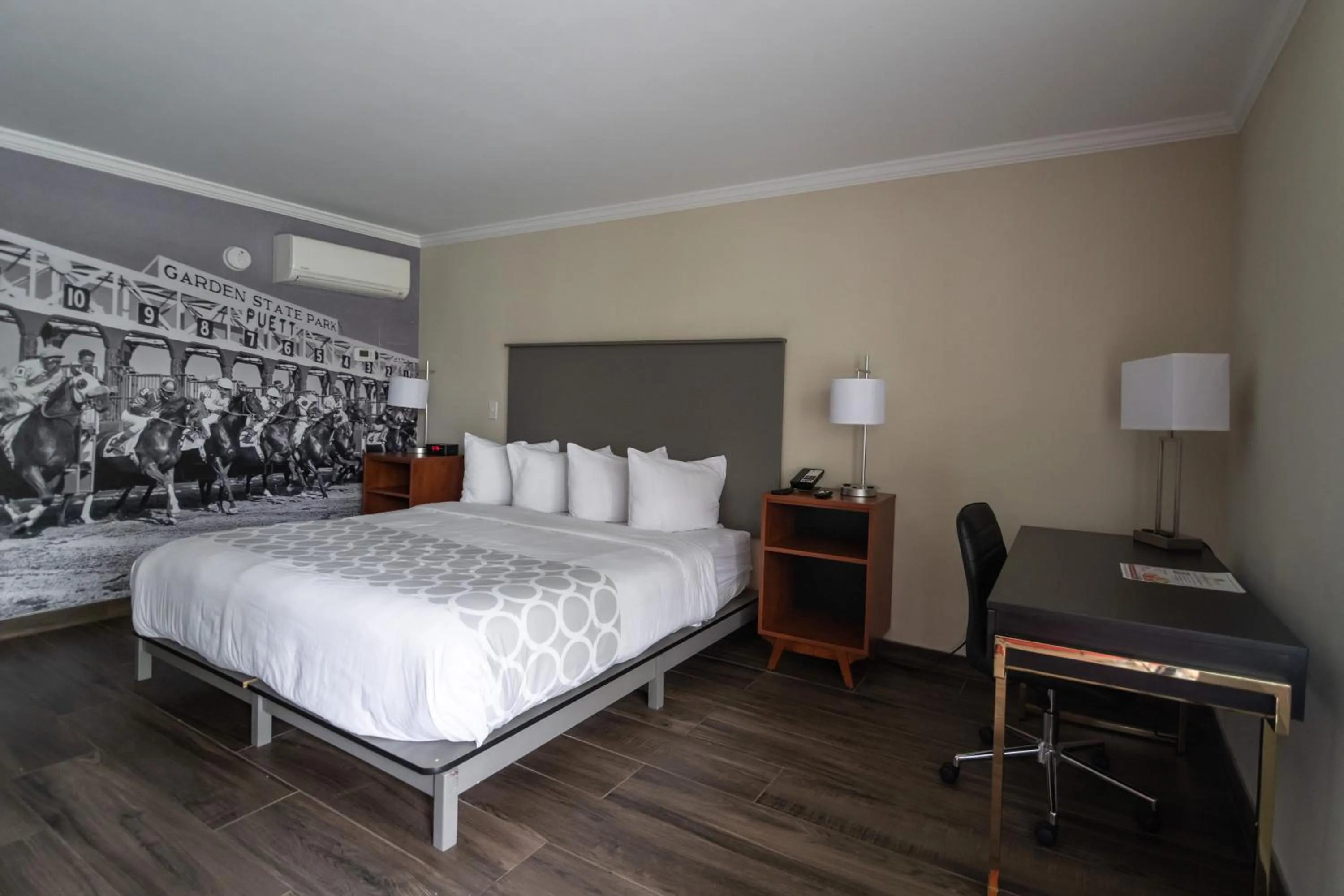 Bedroom, Bed in Equus Inn I75