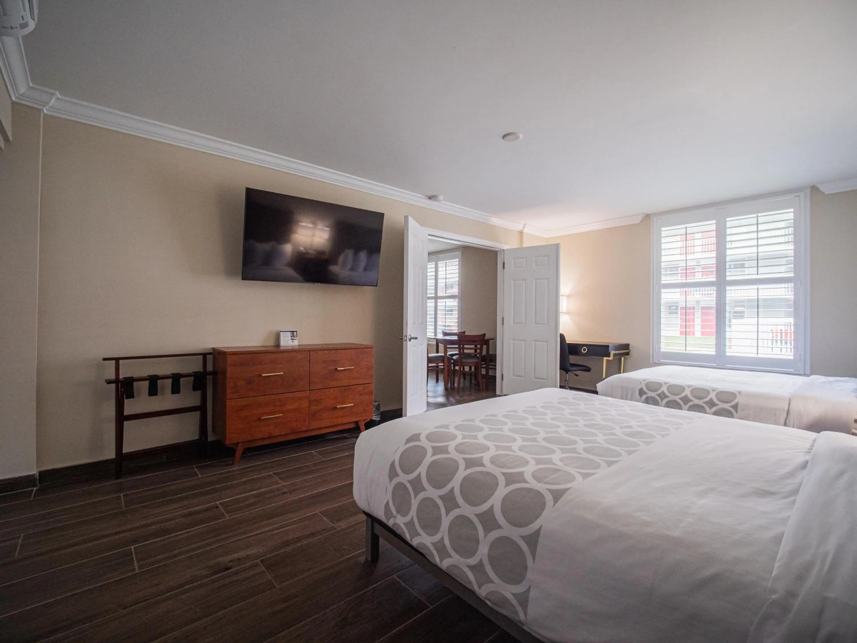 Photo of the whole room, Bed in Equus Inn I75