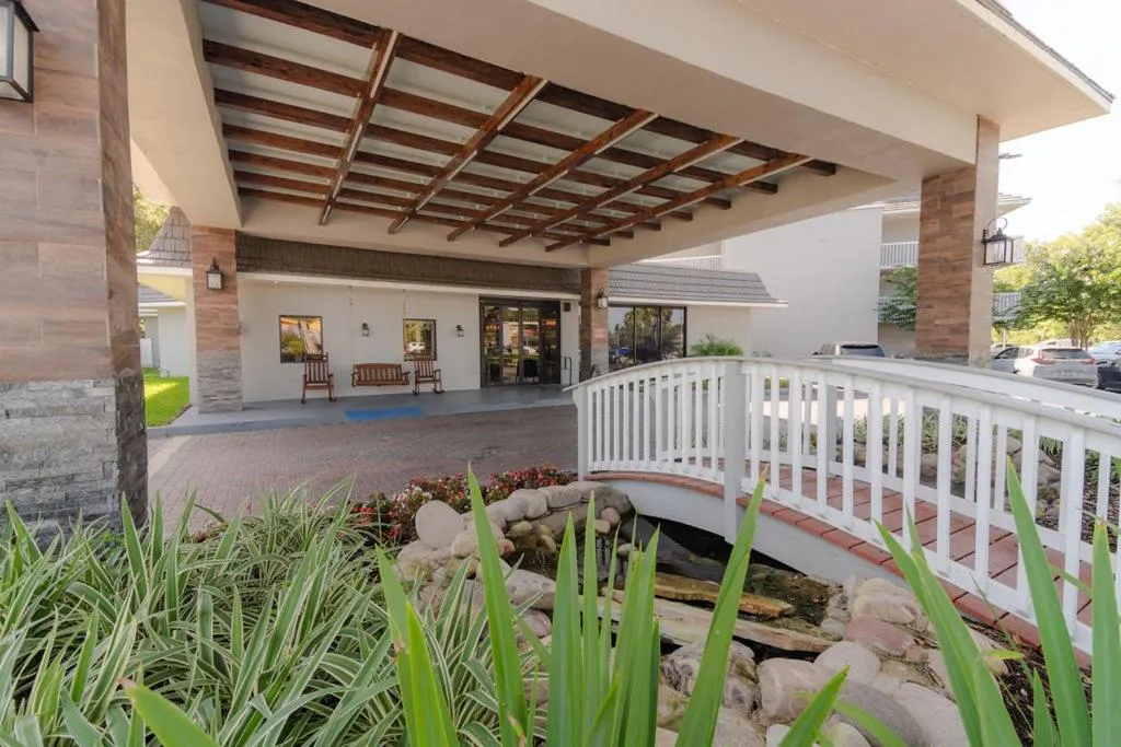 Facade/entrance in Equus Inn I75