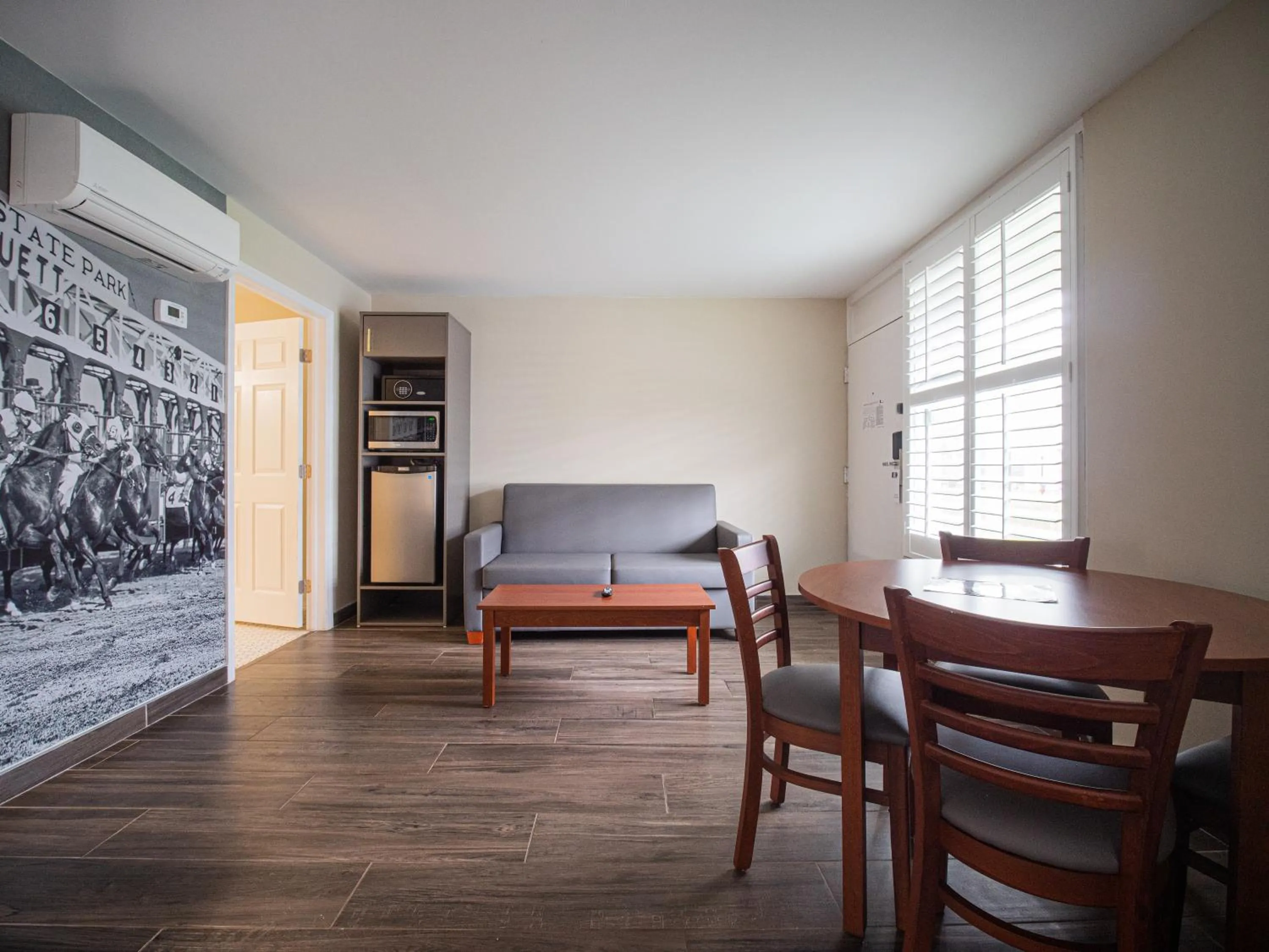 Living room in Equus Inn I75