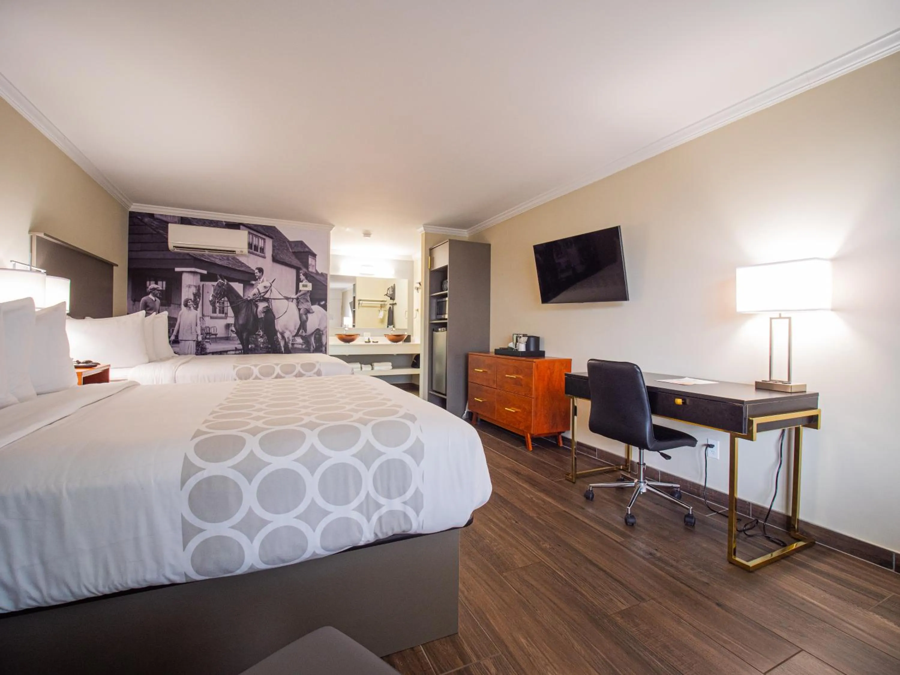 Photo of the whole room, Bed in Equus Inn I75