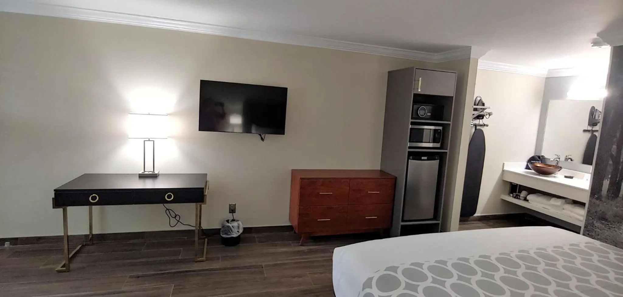 Photo of the whole room, Bed in Equus Inn I75