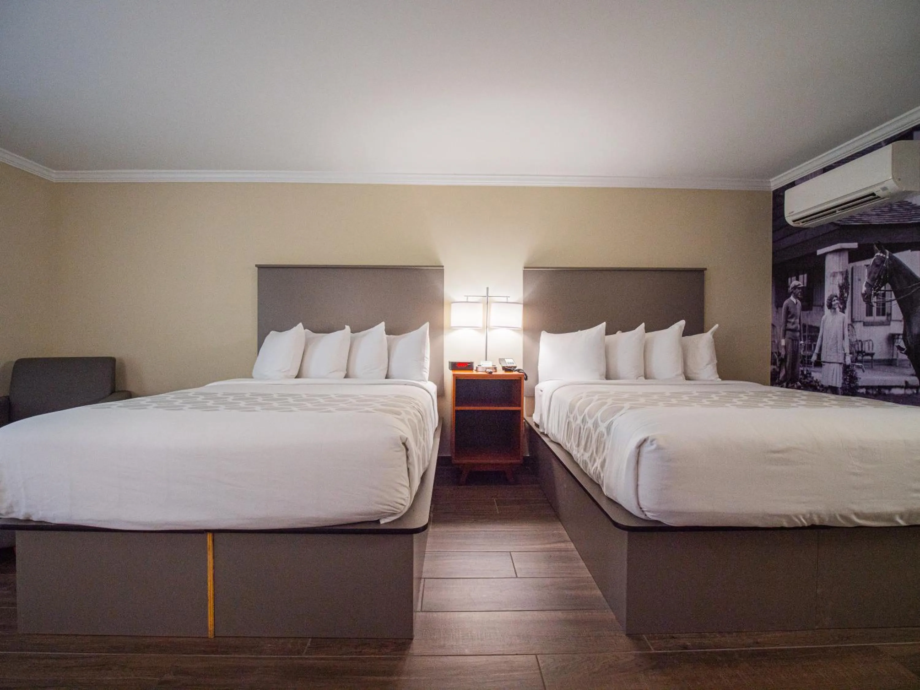 Bedroom, Bed in Equus Inn I75