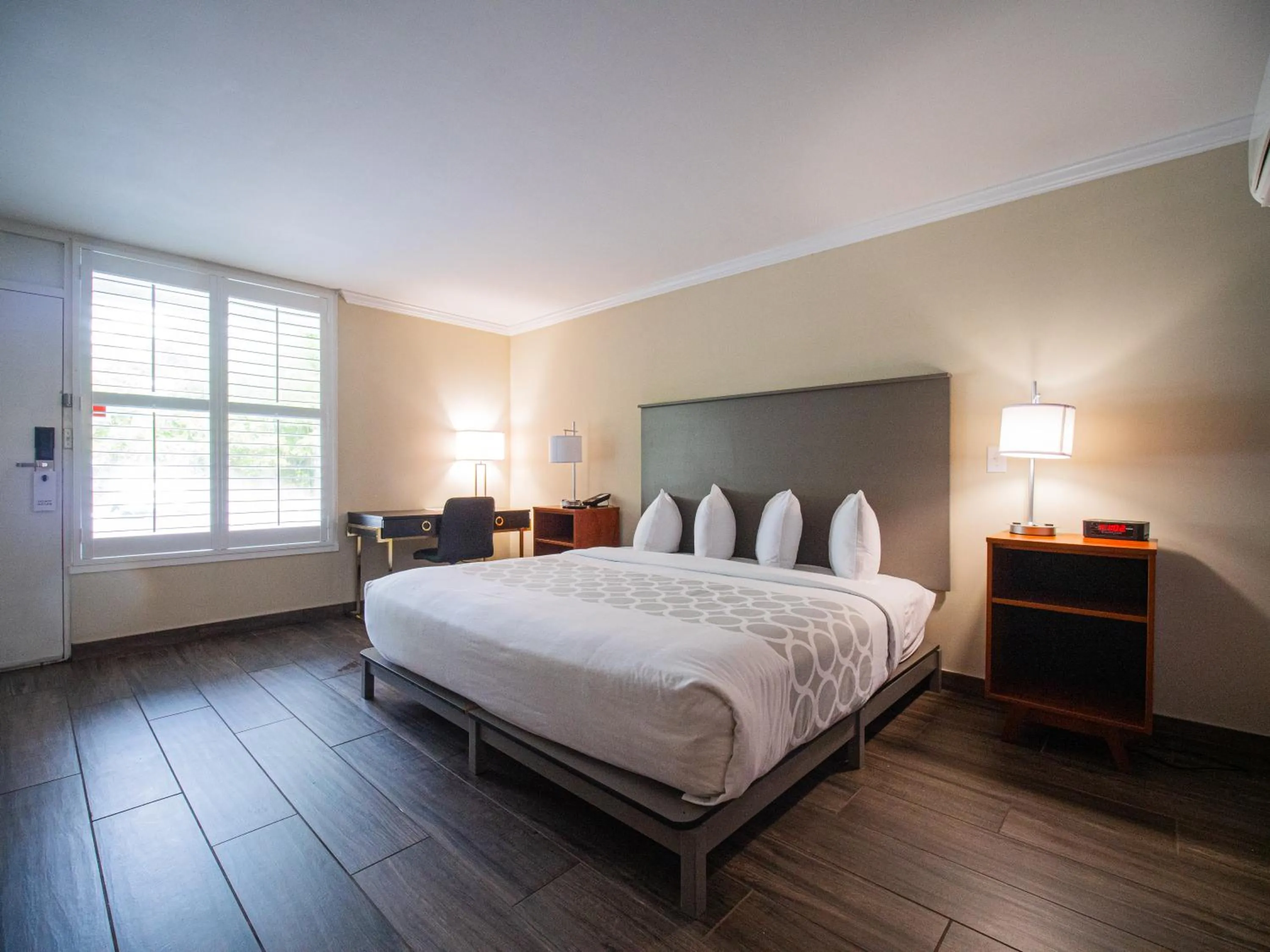 Photo of the whole room, Bed in Equus Inn I75