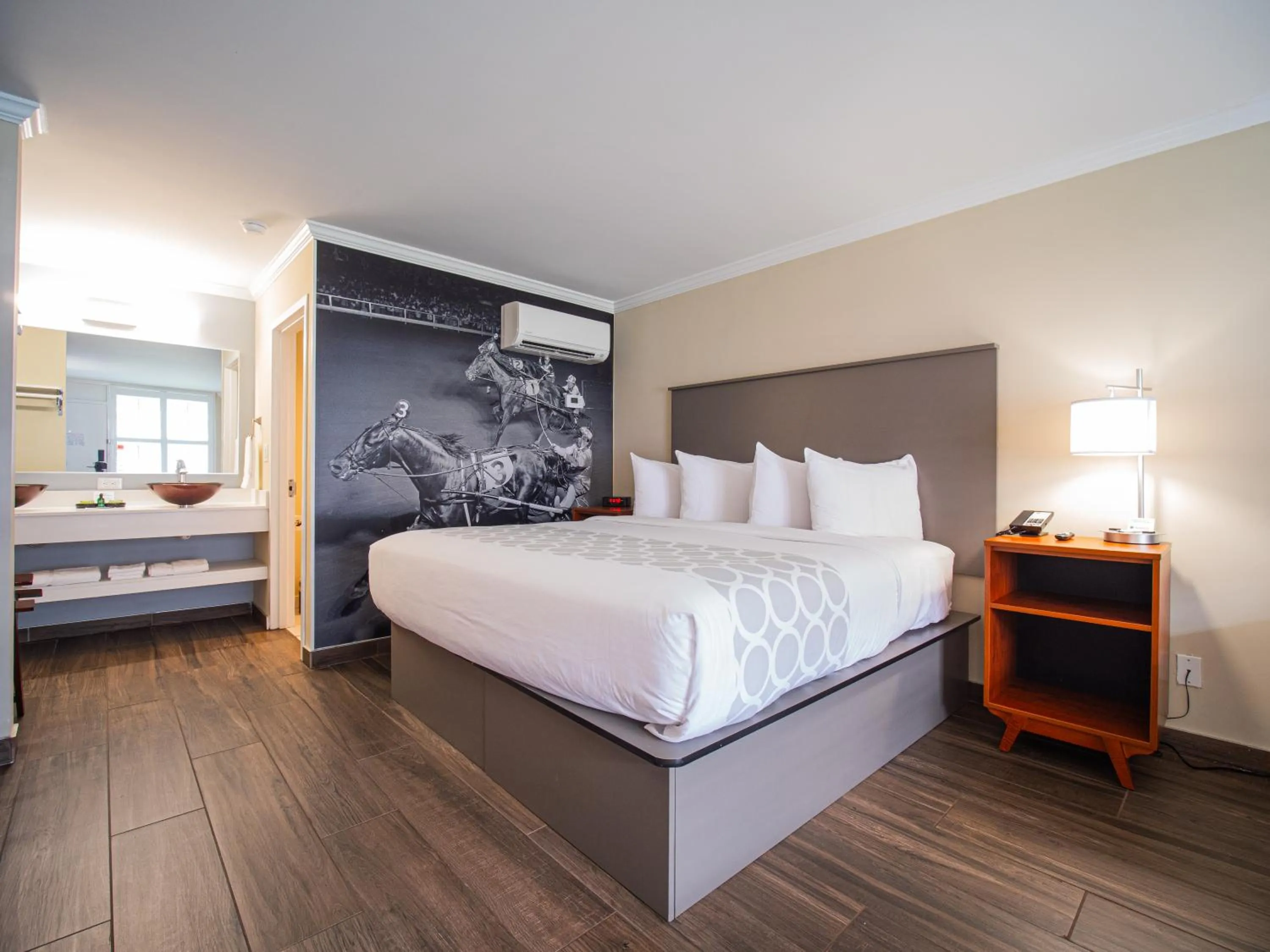 Photo of the whole room, Bed in Equus Inn I75