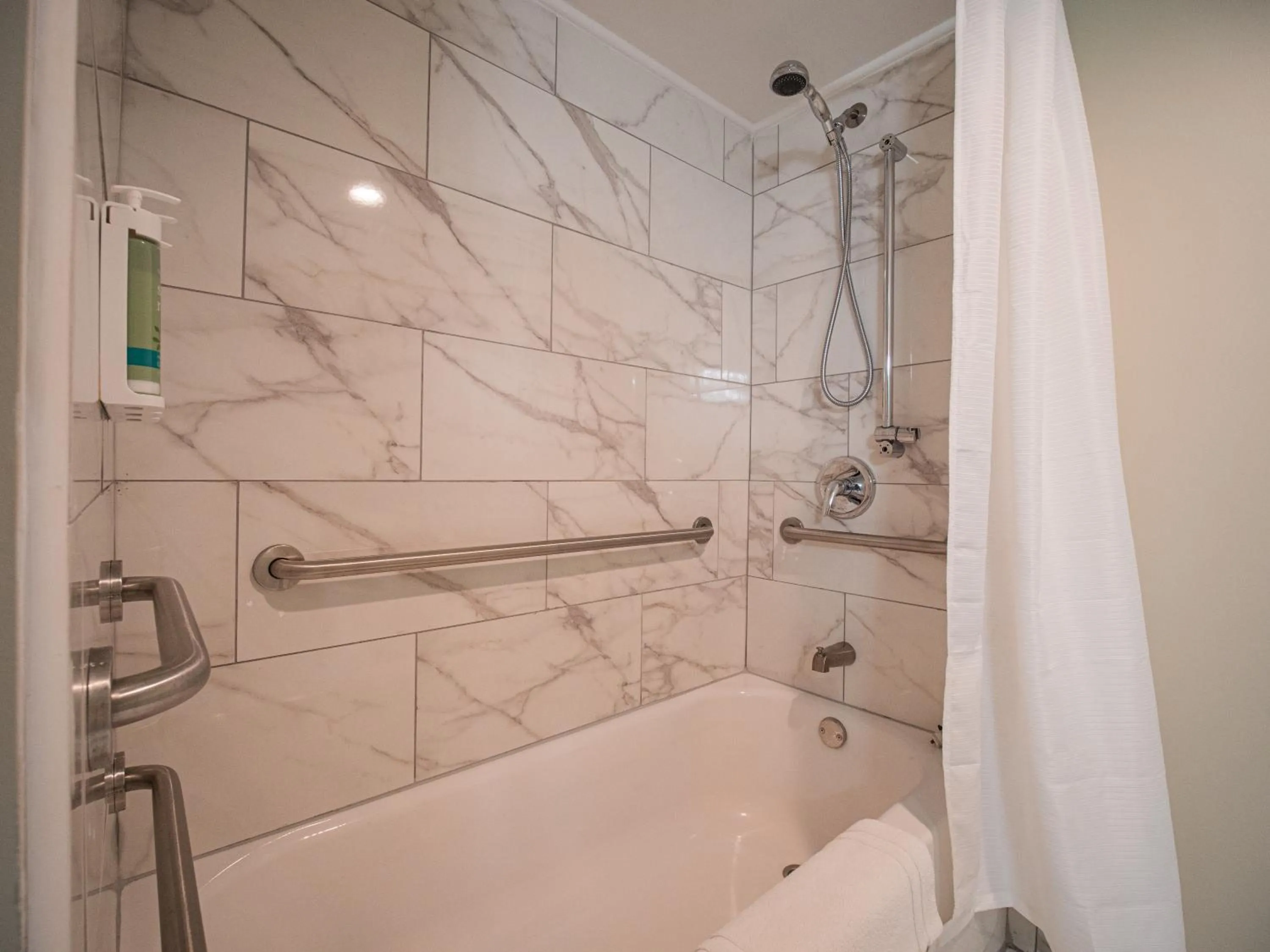 Bathroom in Equus Inn I75