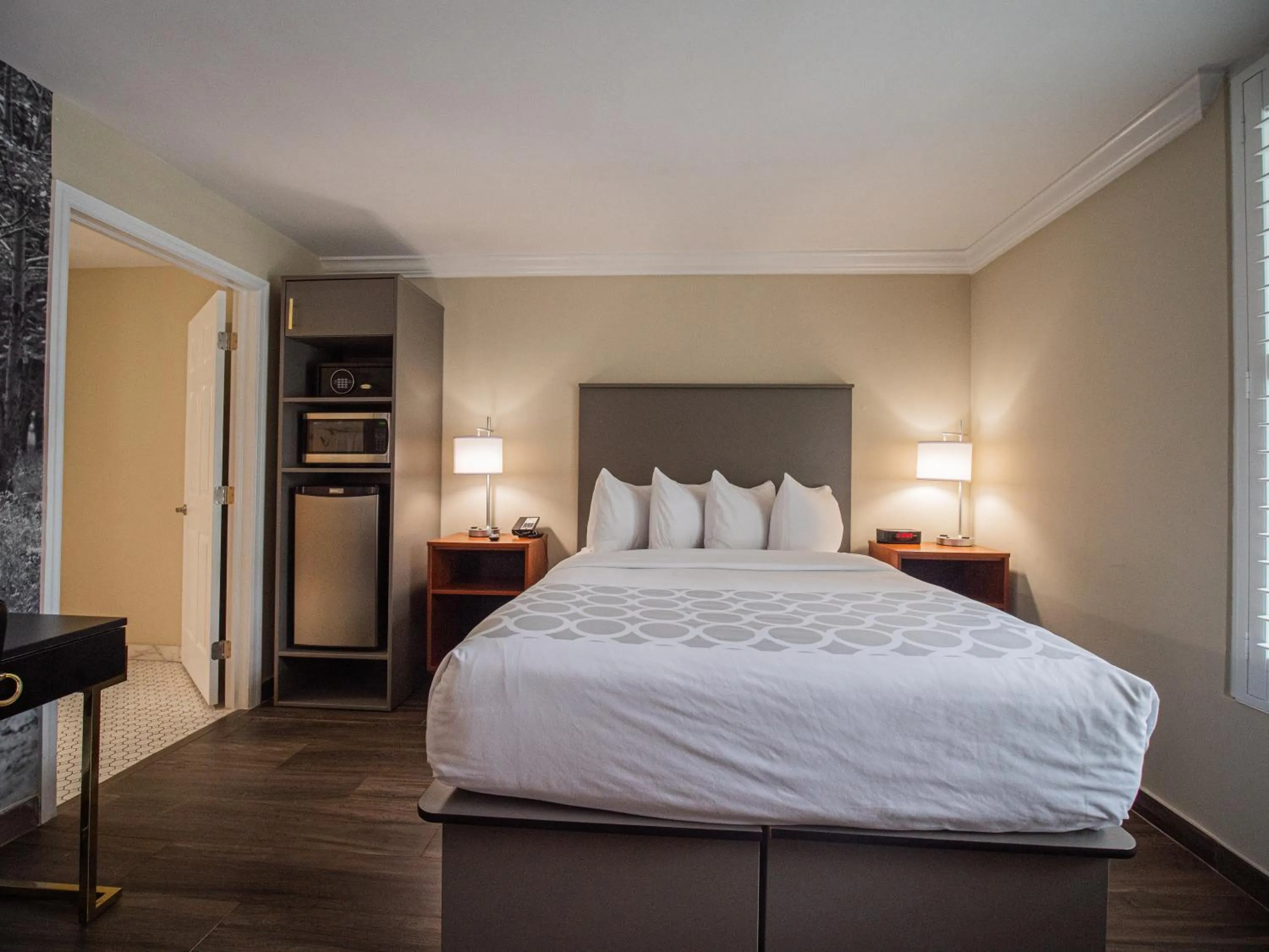 Photo of the whole room, Bed in Equus Inn I75