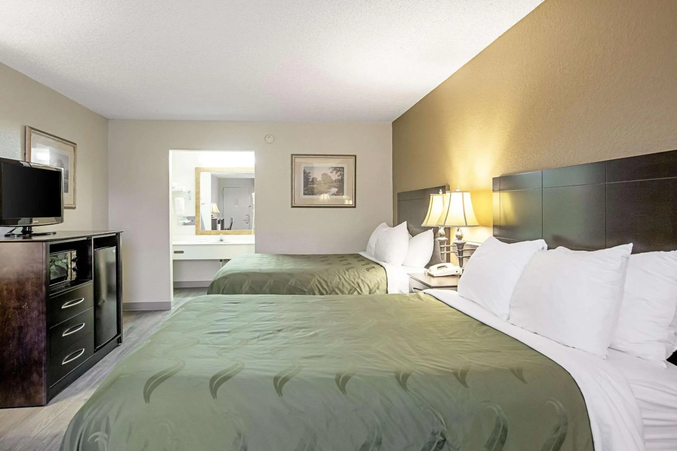 Photo of the whole room, Bed in Quality Inn & Suites Live Oak I-10 Exit 283