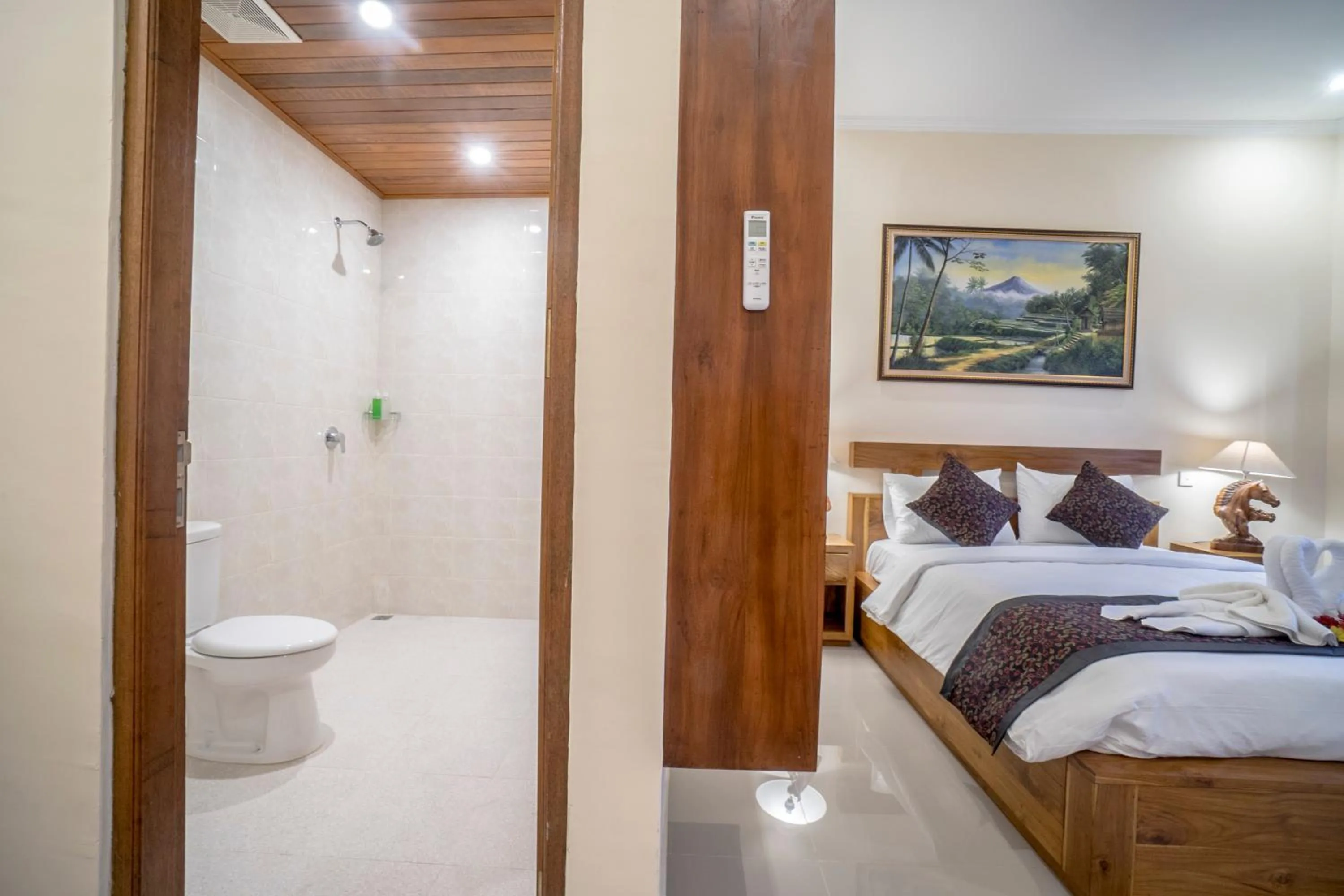 Shower, Bed in Saka House