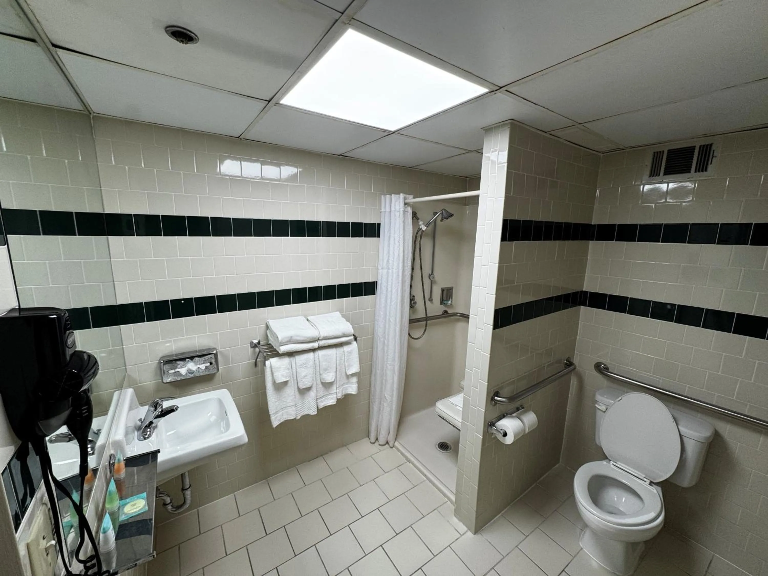 Bathroom in Barclay Hotel Atlanta Downtown