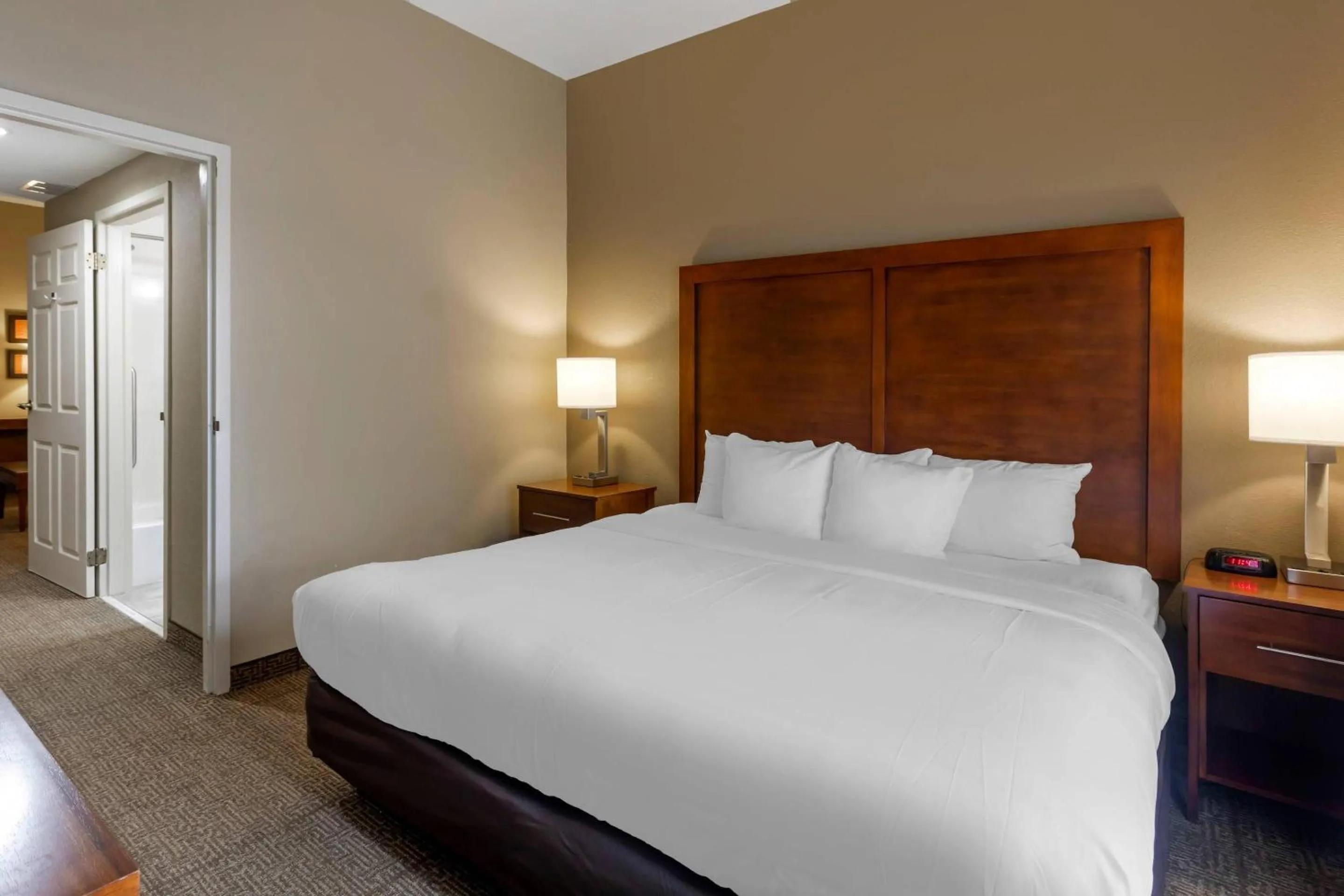 Bedroom, Bed in Comfort Inn & Suites Peachtree Corners - Norcross