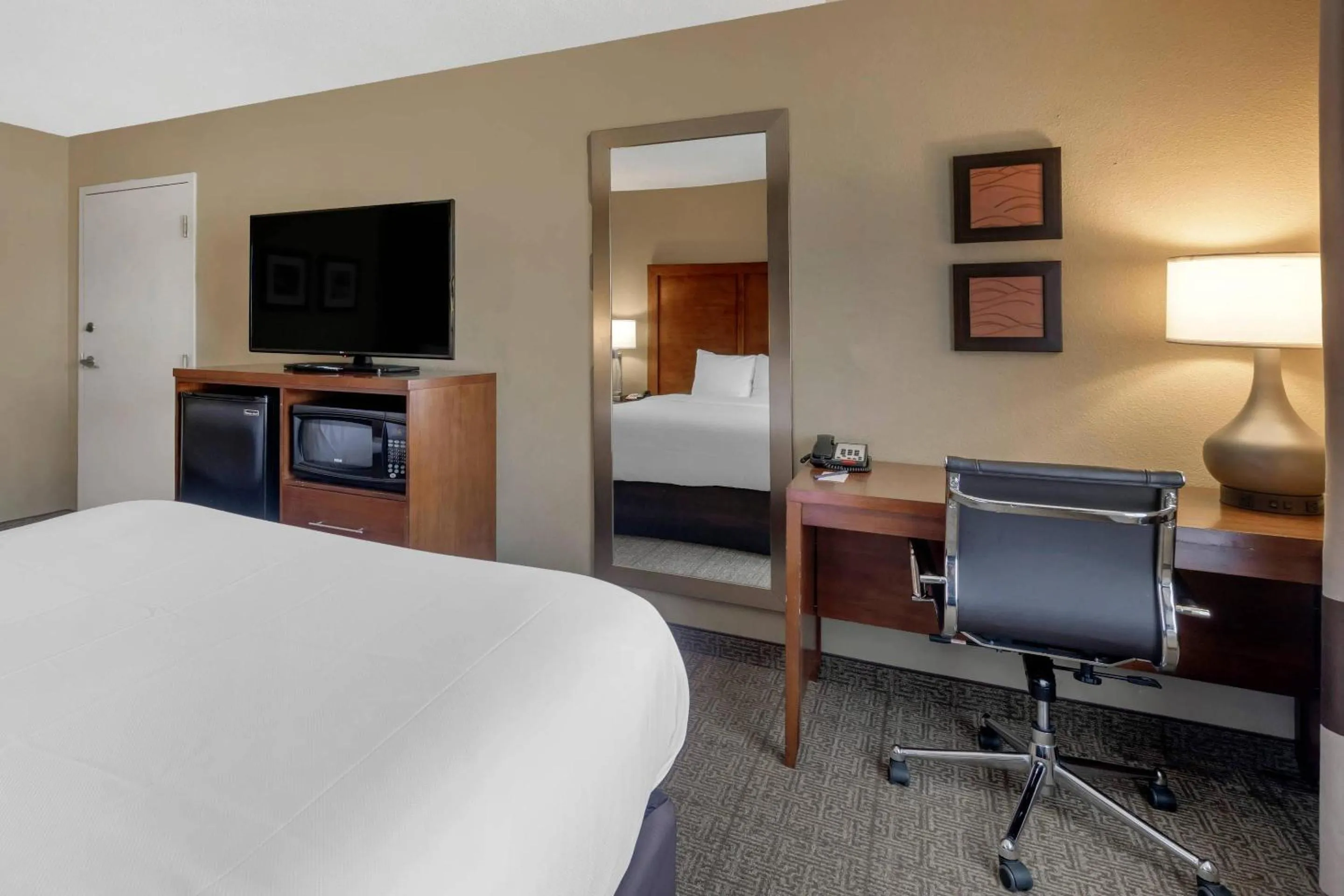 Bedroom, Bed in Comfort Inn & Suites Peachtree Corners - Norcross