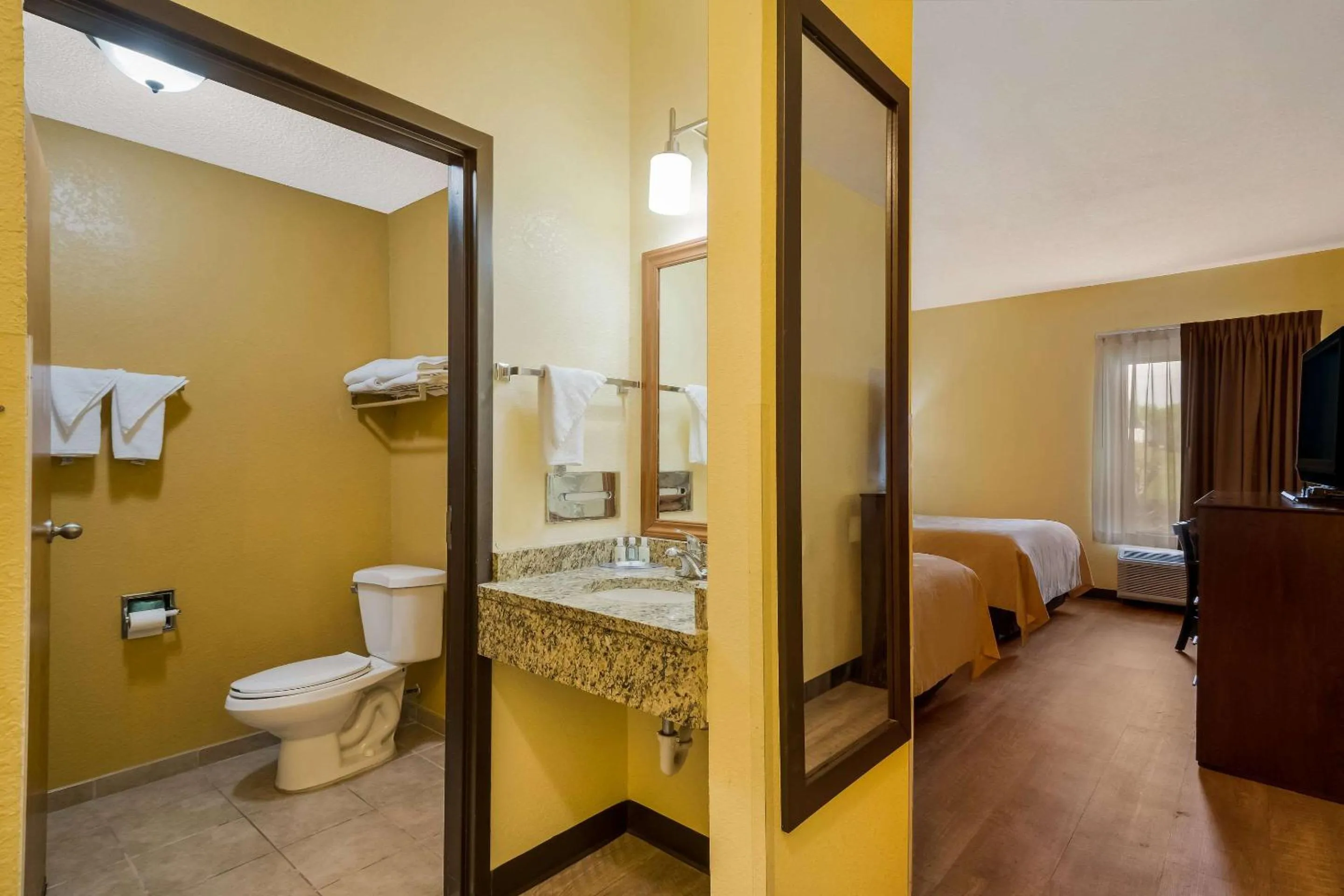 Bedroom, Bed in Quality Inn Jefferson at I-85