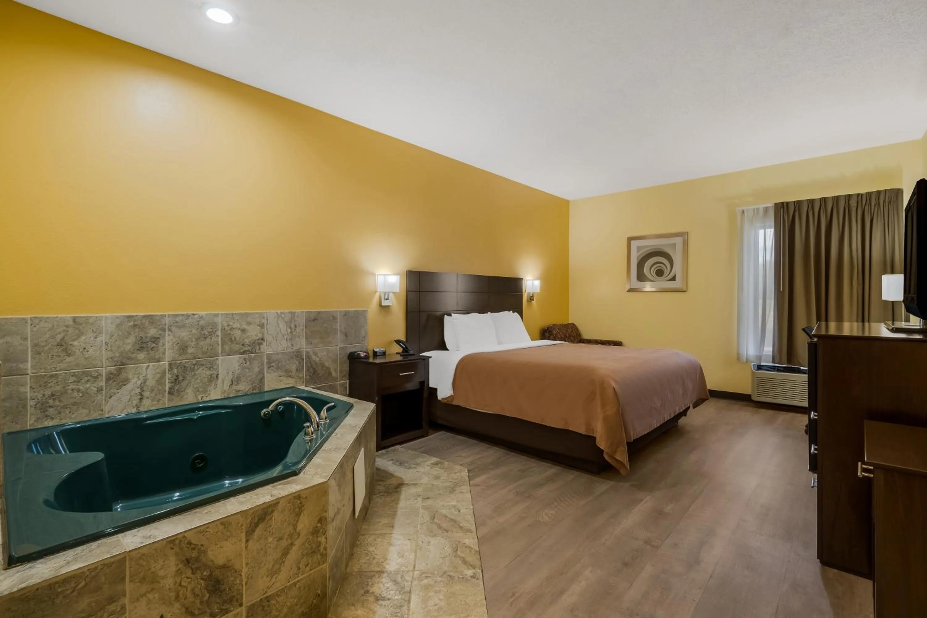 Hot Tub, Bed in Quality Inn Jefferson at I-85