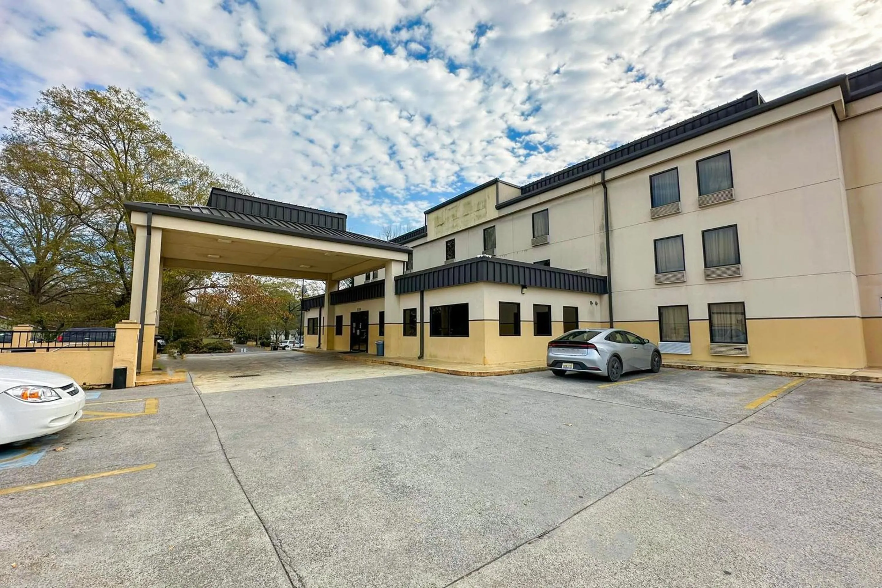 Facade/entrance in OYO Hotel Rome West GA