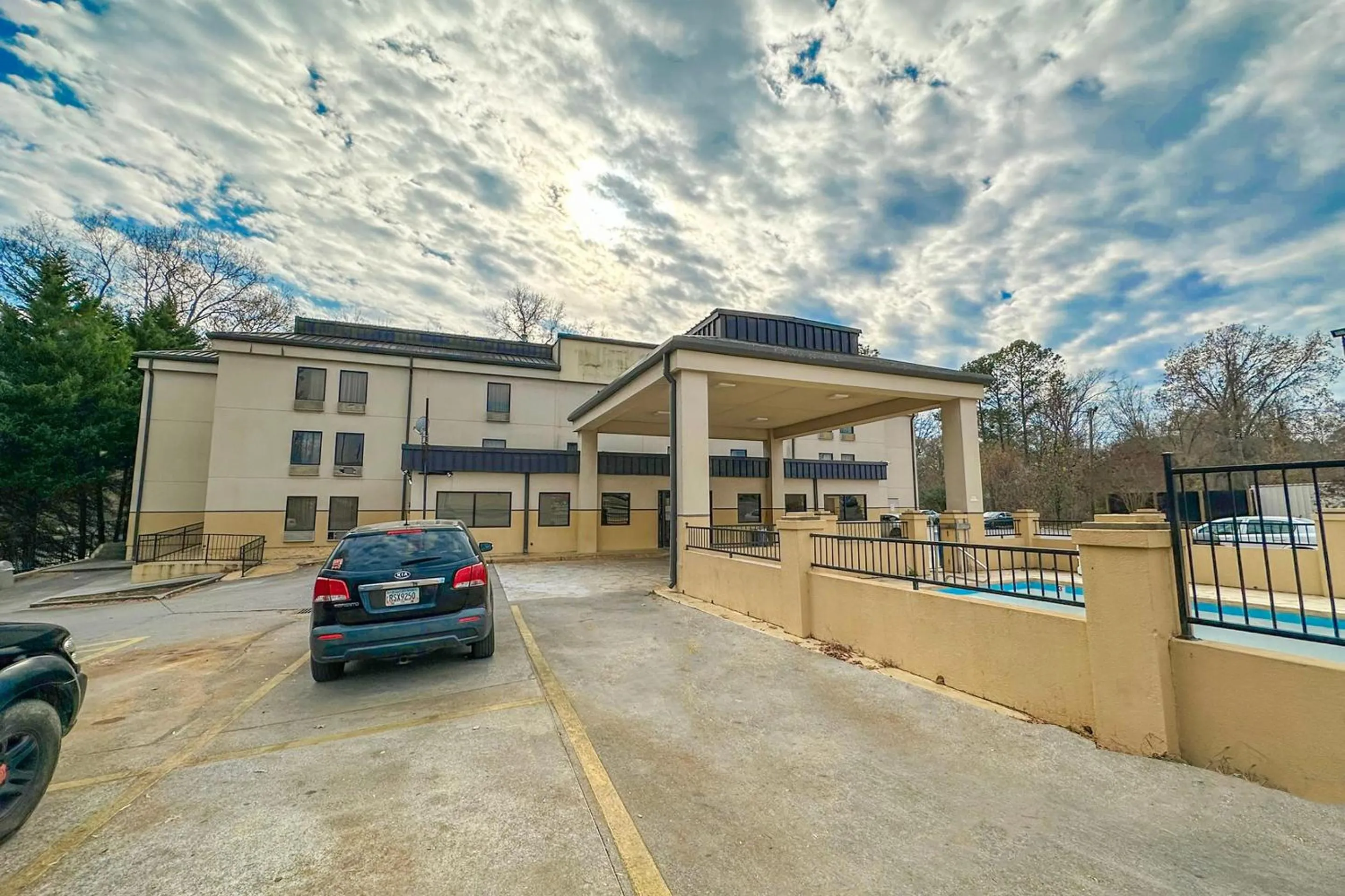 Facade/entrance in OYO Hotel Rome West GA