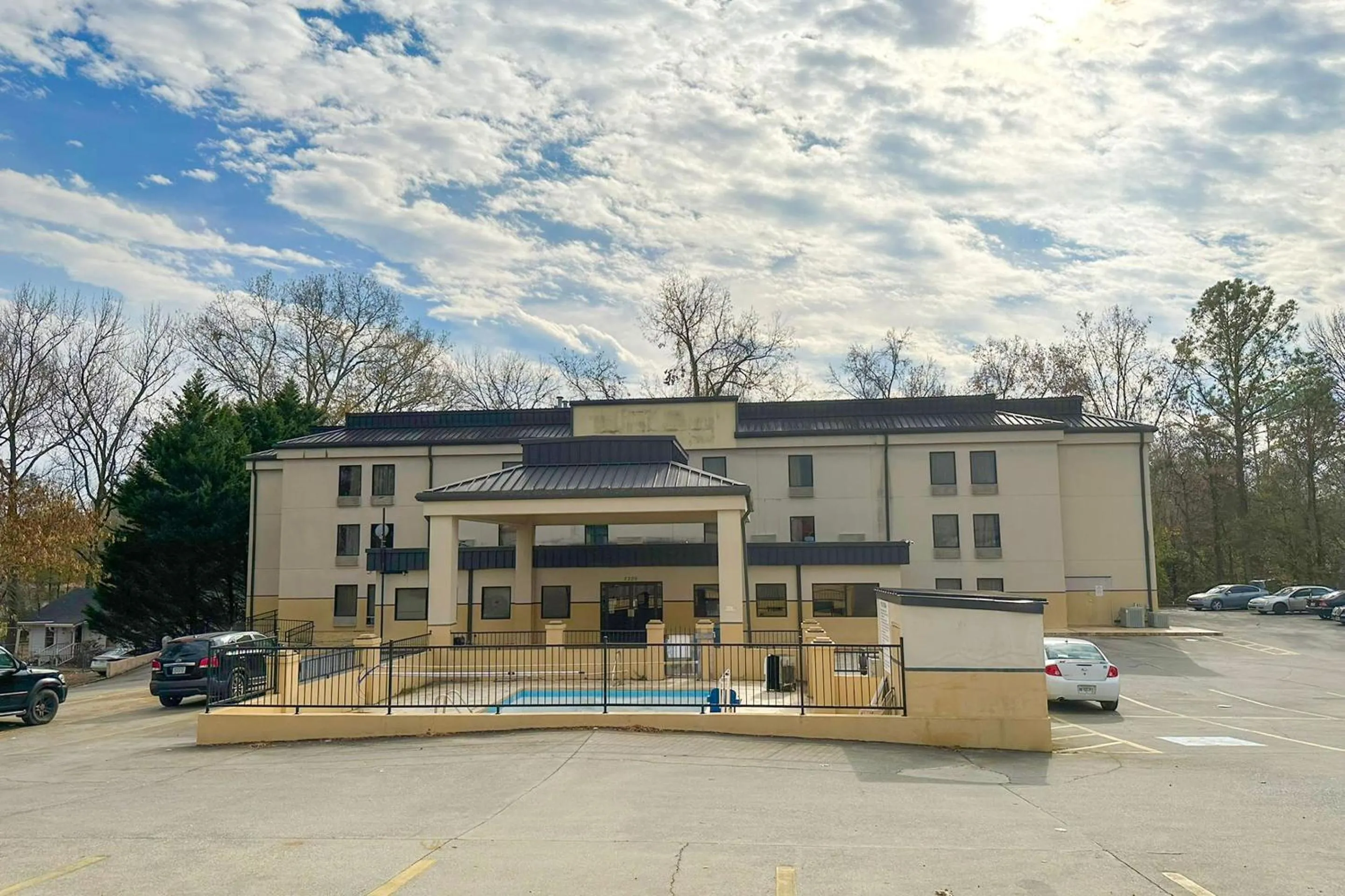 Swimming pool in OYO Hotel Rome West GA