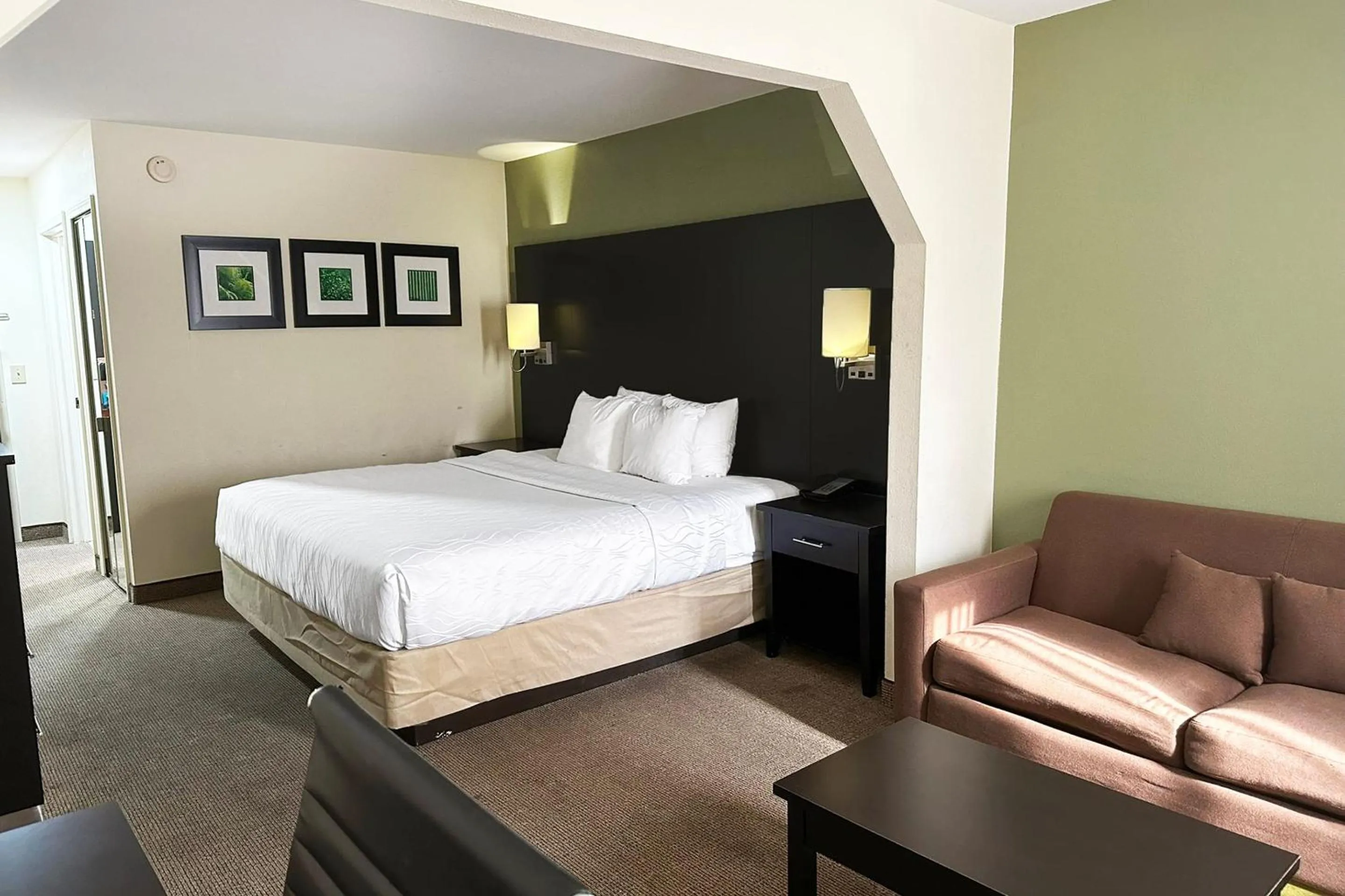 Bedroom, Bed in OYO Hotel Rome West GA