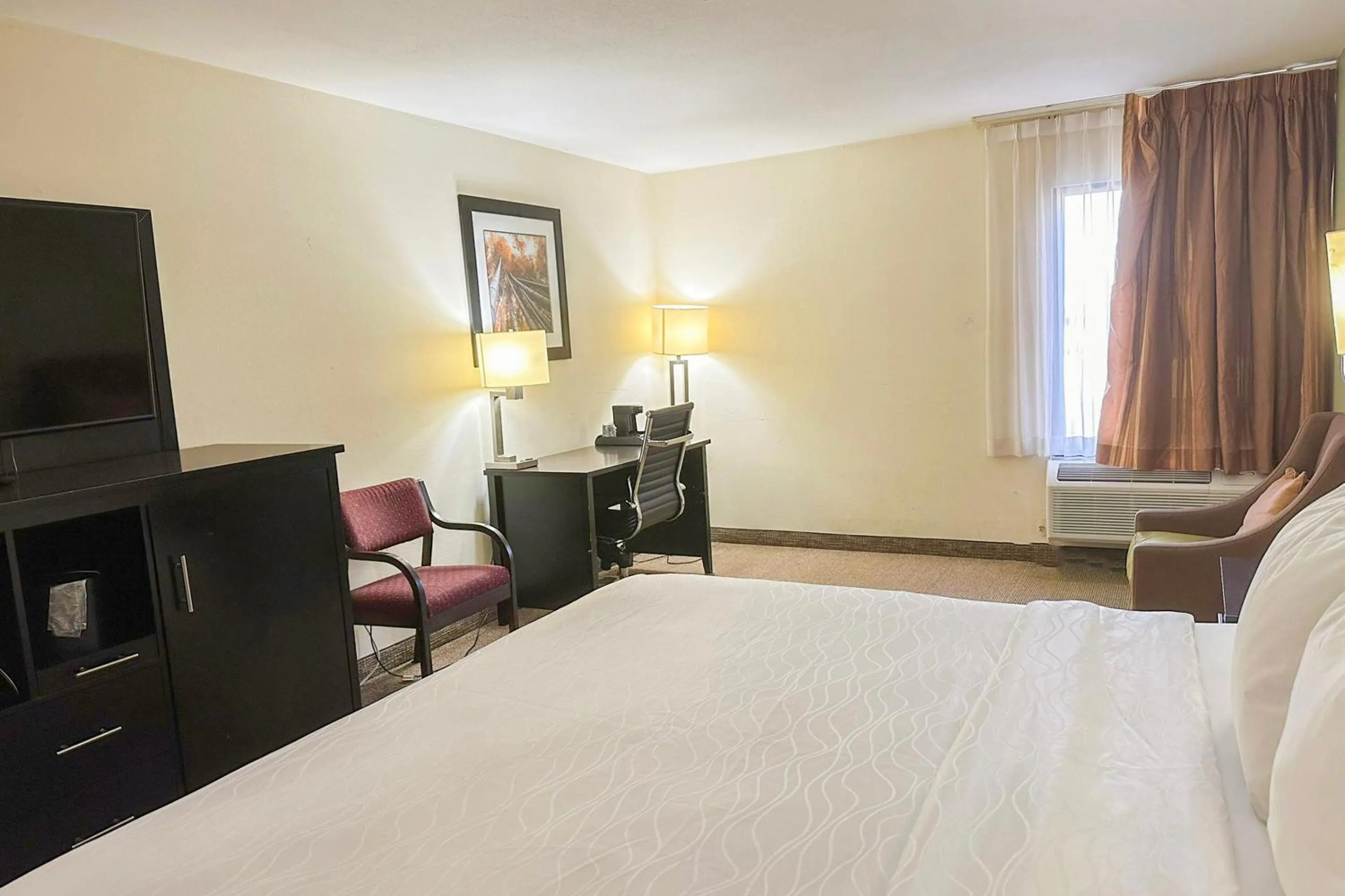 Bedroom, Bed in OYO Hotel Rome West GA