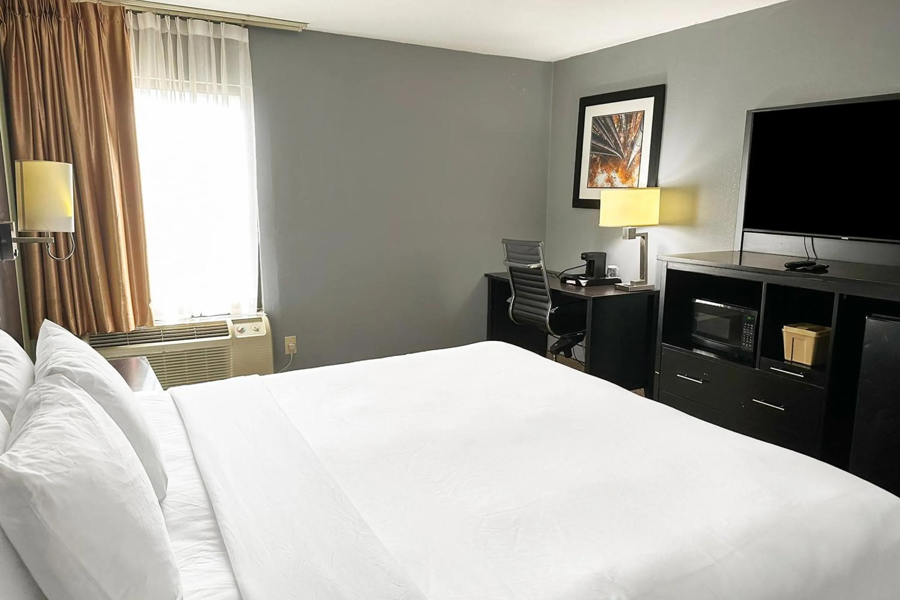 Bedroom, Bed in OYO Hotel Rome West GA