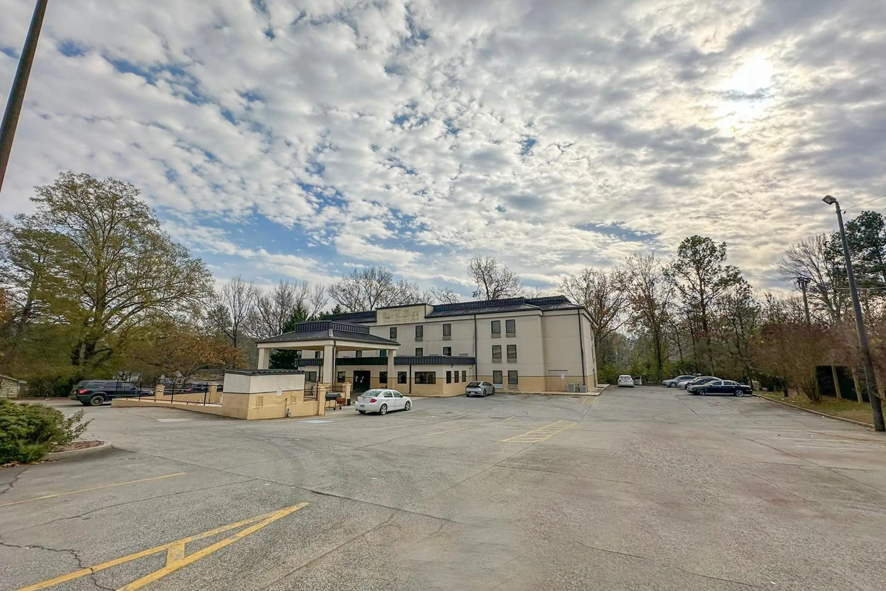 Facade/entrance in OYO Hotel Rome West GA