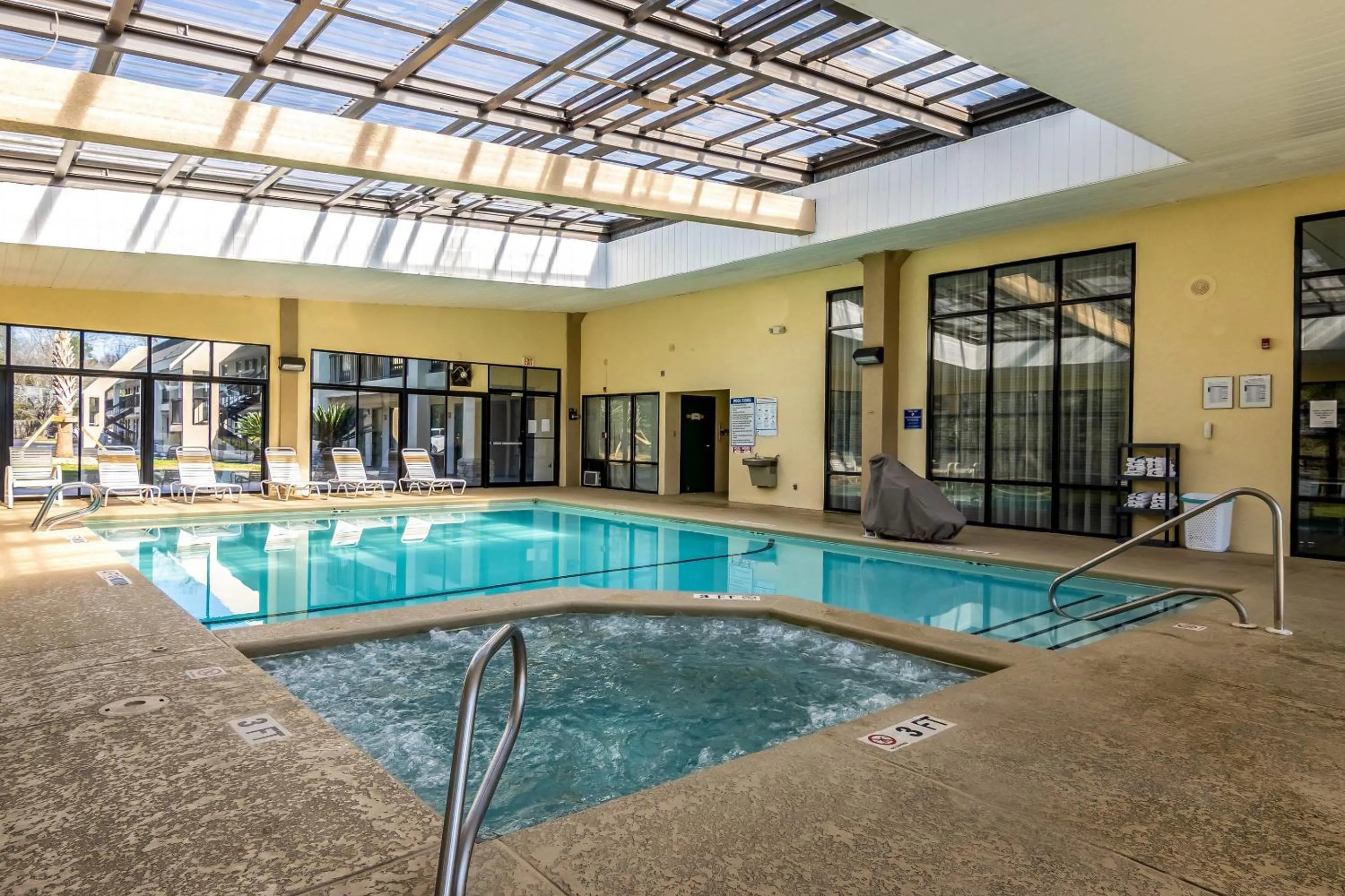 Swimming pool in Quality Inn Perry - National Fairgrounds Area