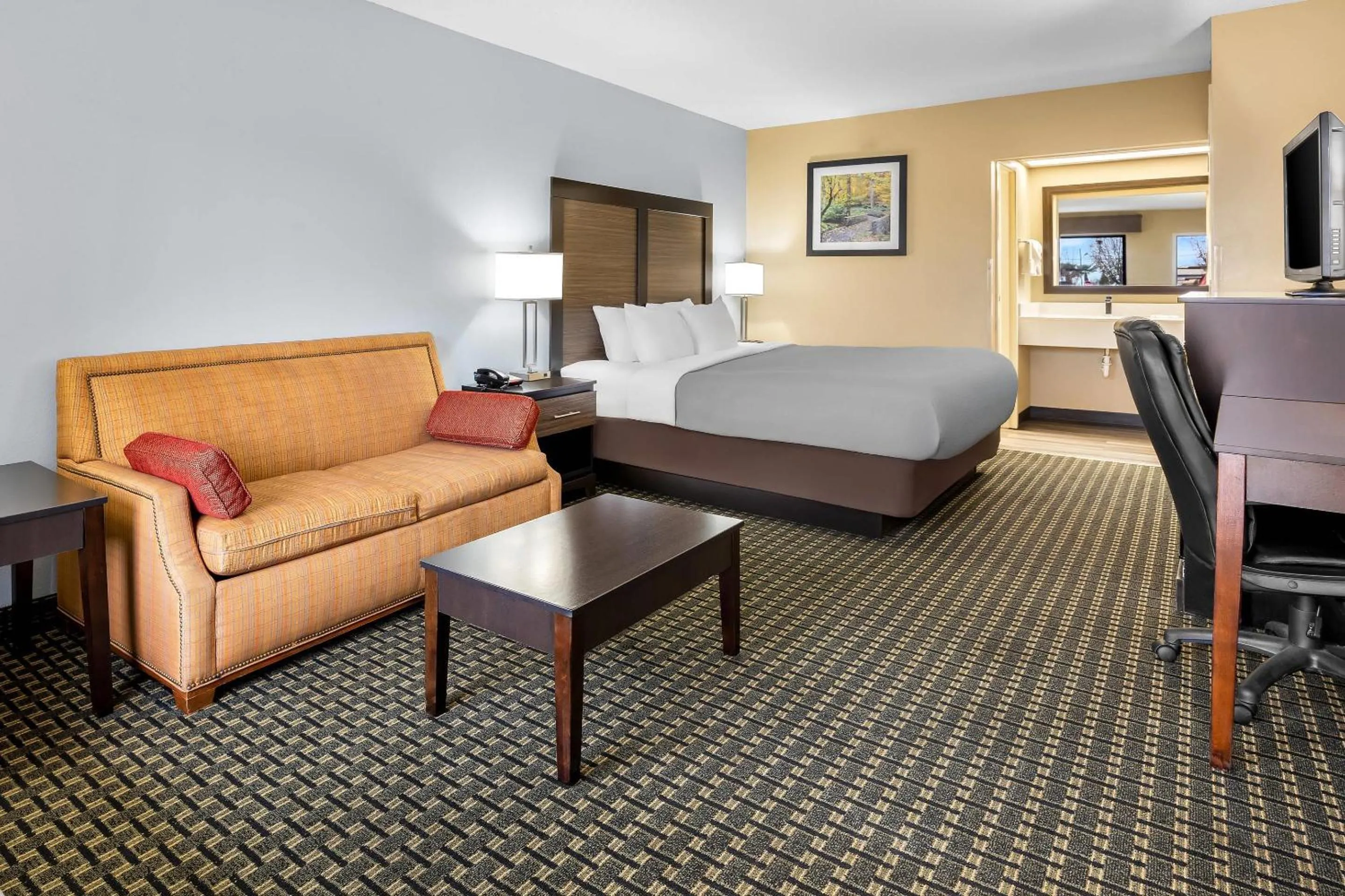 Bedroom, Bed in Quality Inn Perry - National Fairgrounds Area