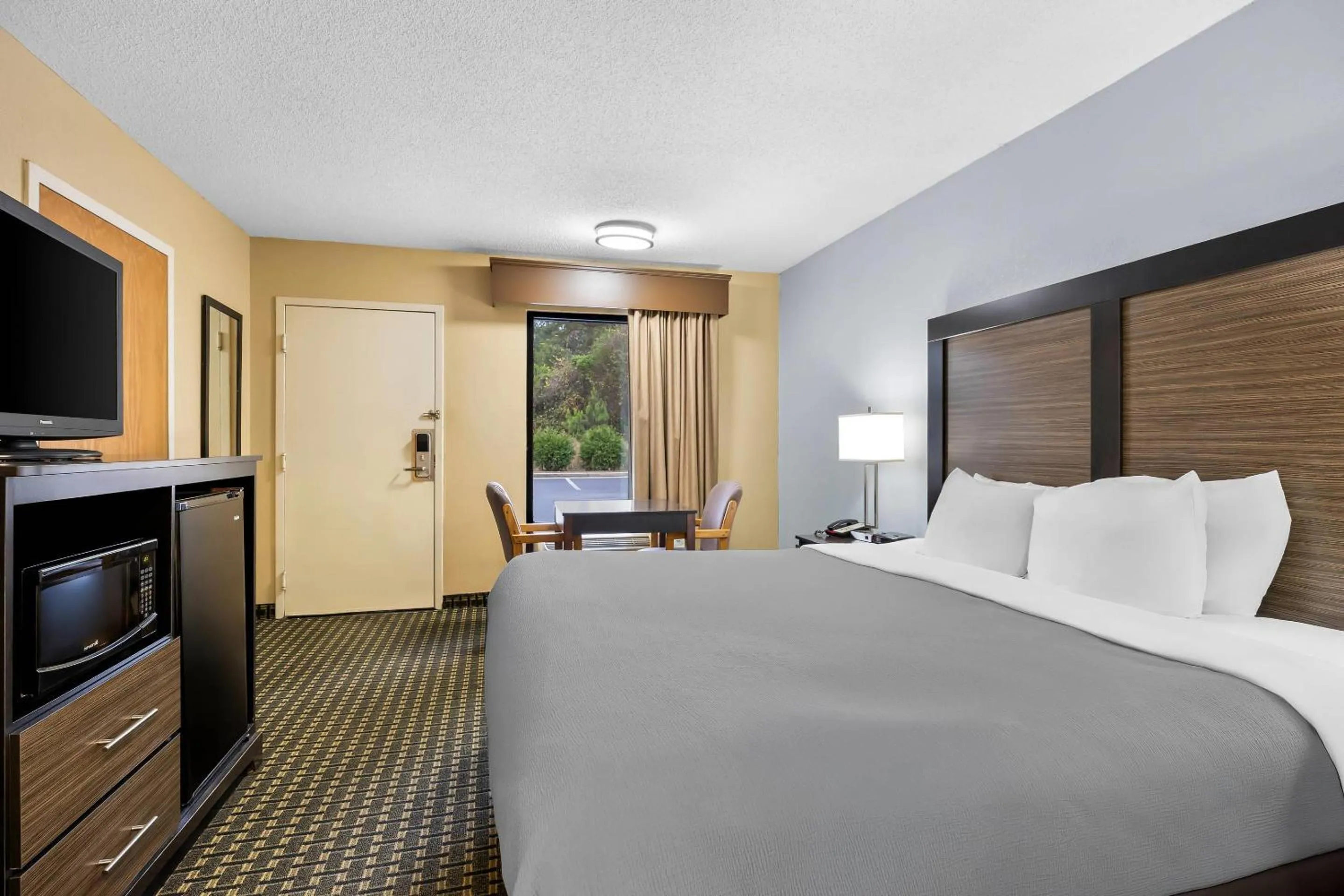 Bedroom, Bed in Quality Inn Perry - National Fairgrounds Area