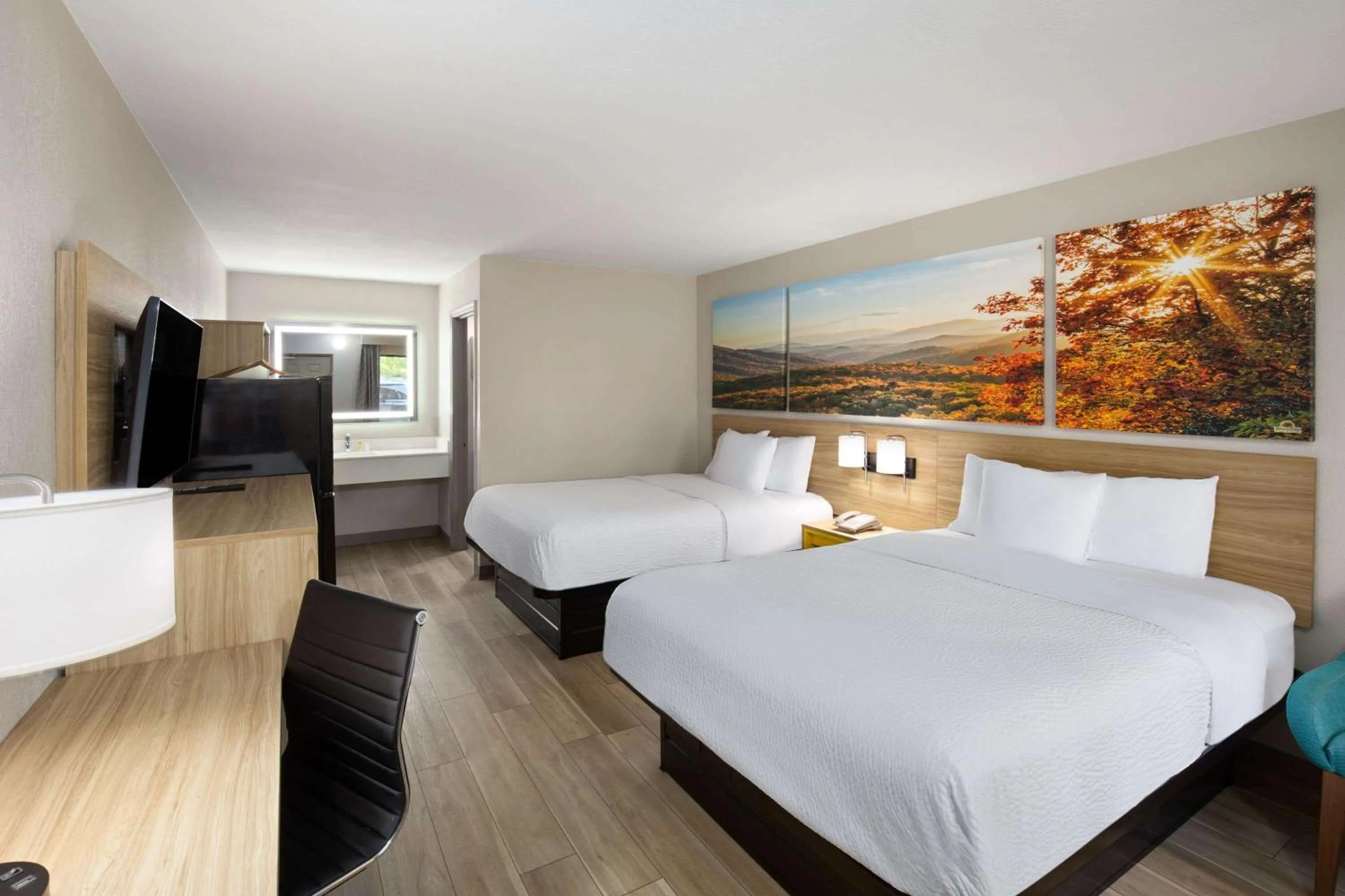 Photo of the whole room, Bed in Days Inn by Wyndham Helen