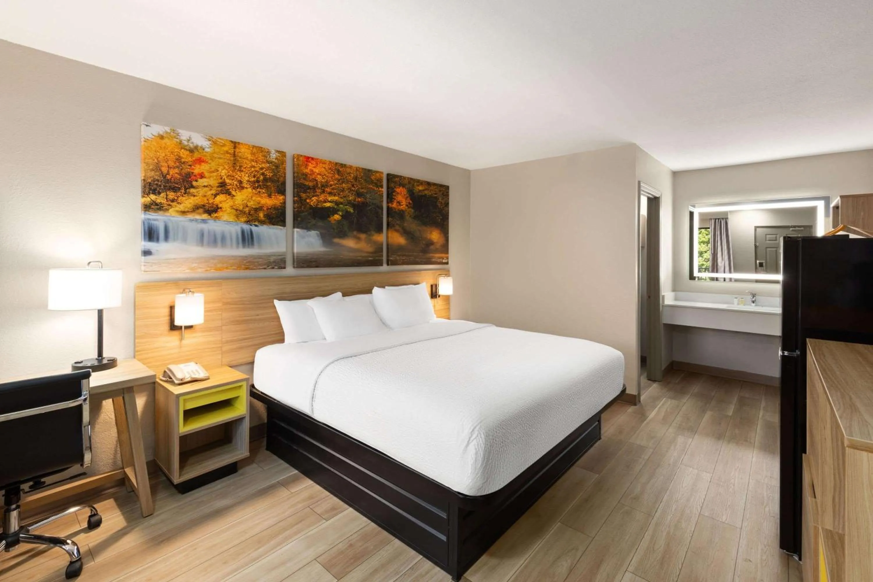 Photo of the whole room, Bed in Days Inn by Wyndham Helen