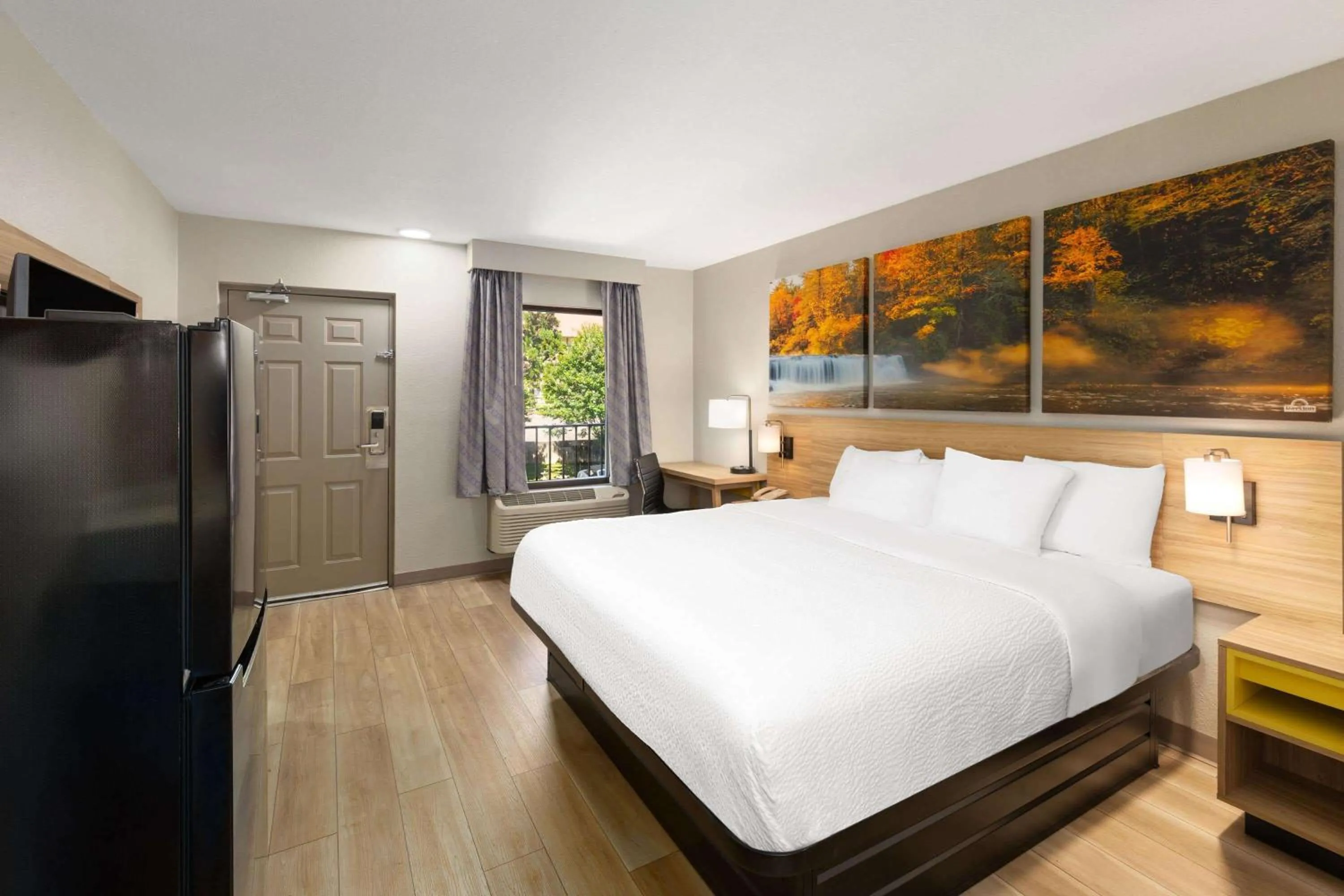 Photo of the whole room, Bed in Days Inn by Wyndham Helen