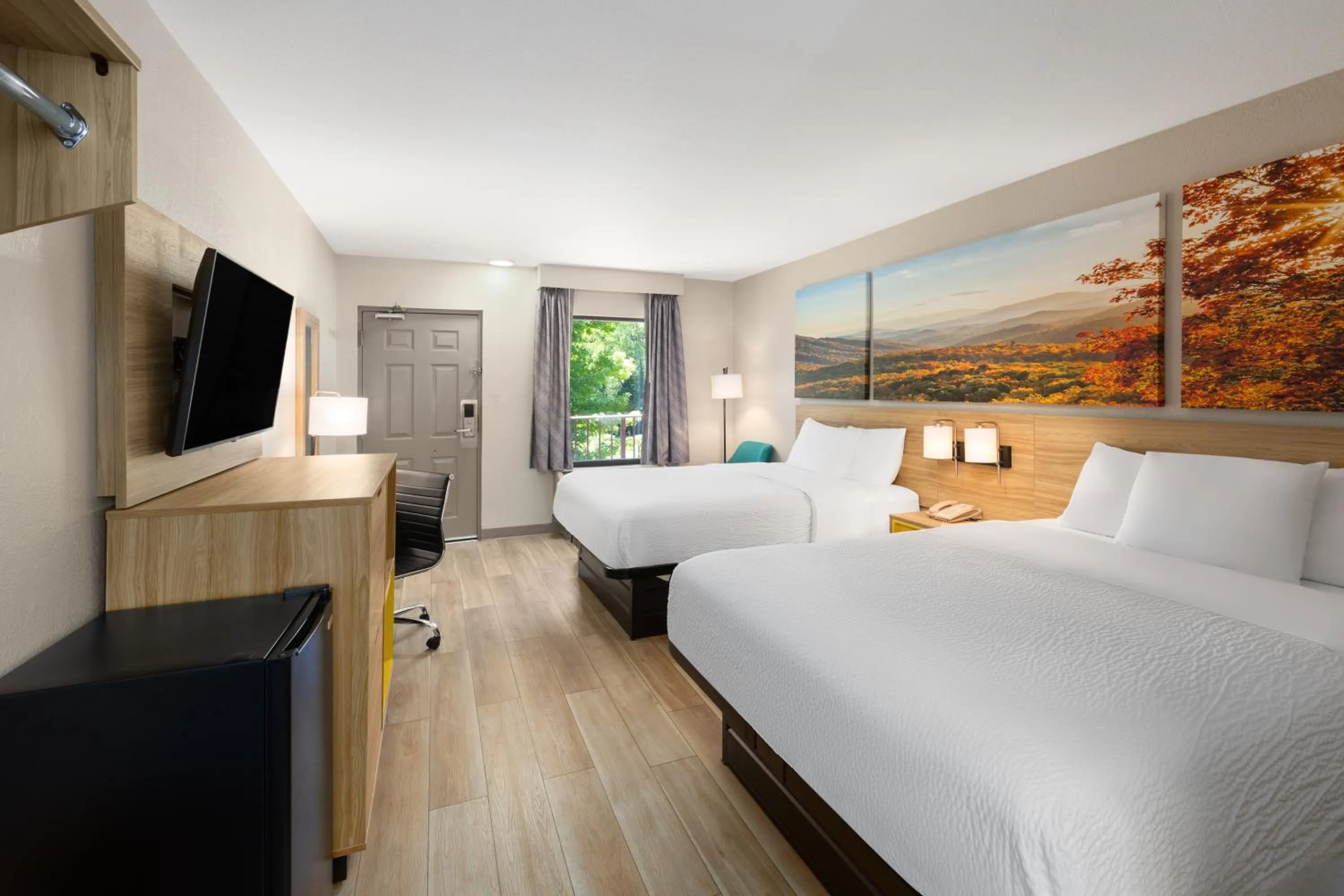 Communal lounge/ TV room, Bed in Days Inn by Wyndham Helen