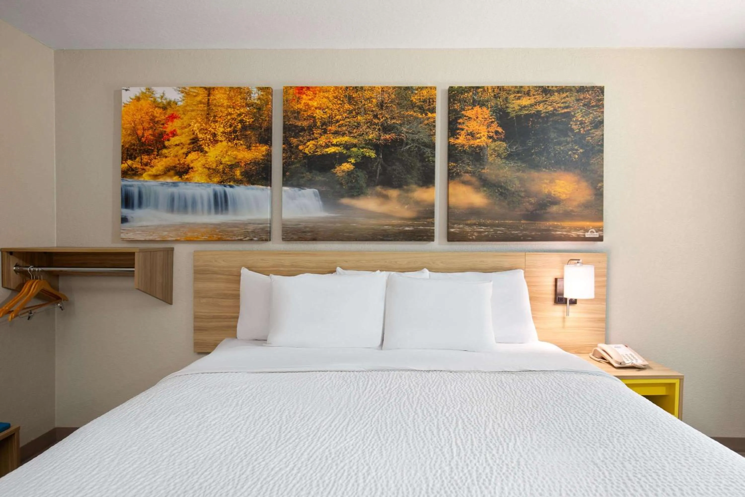 Photo of the whole room, Bed in Days Inn by Wyndham Helen