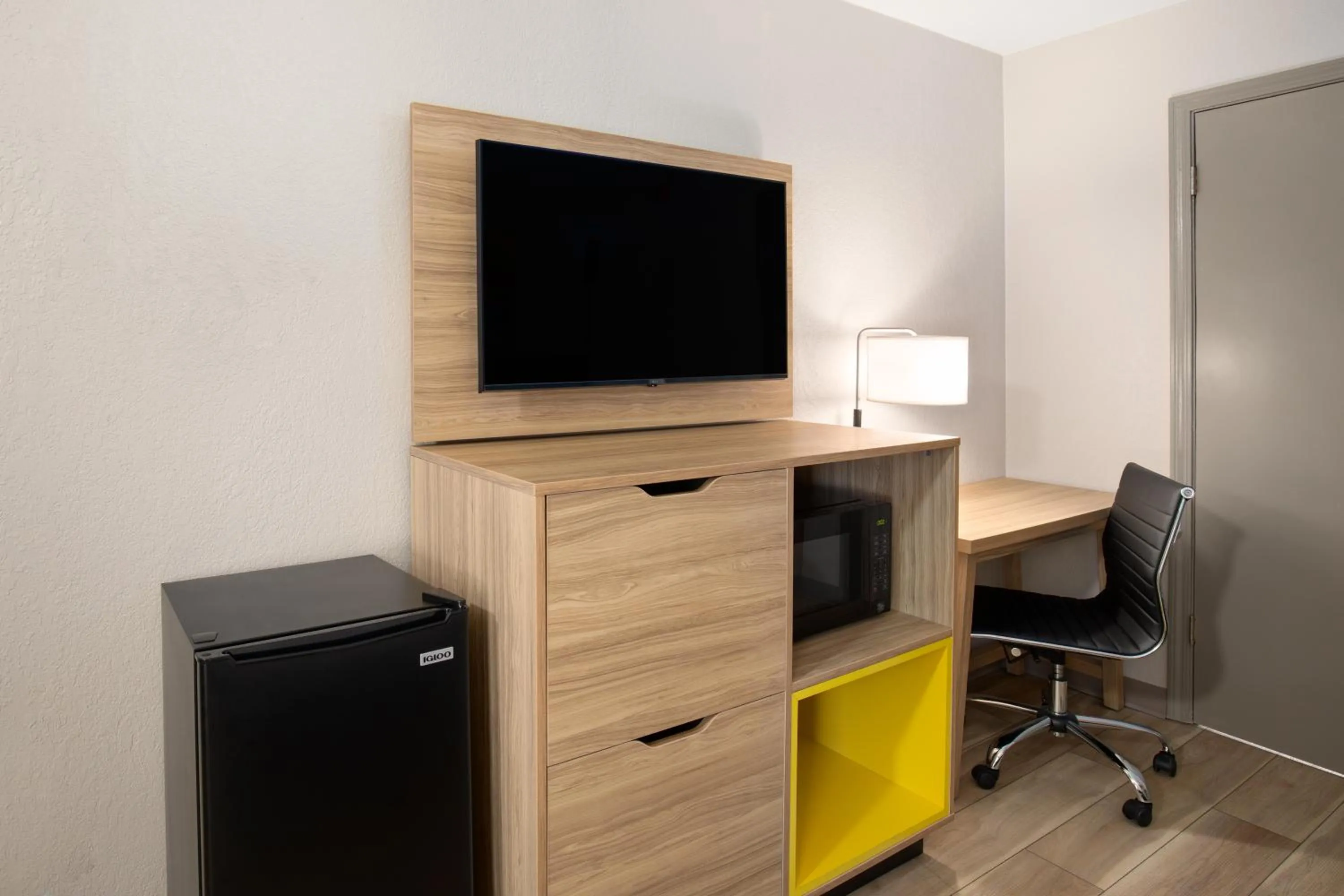 Communal lounge/ TV room in Days Inn by Wyndham Helen