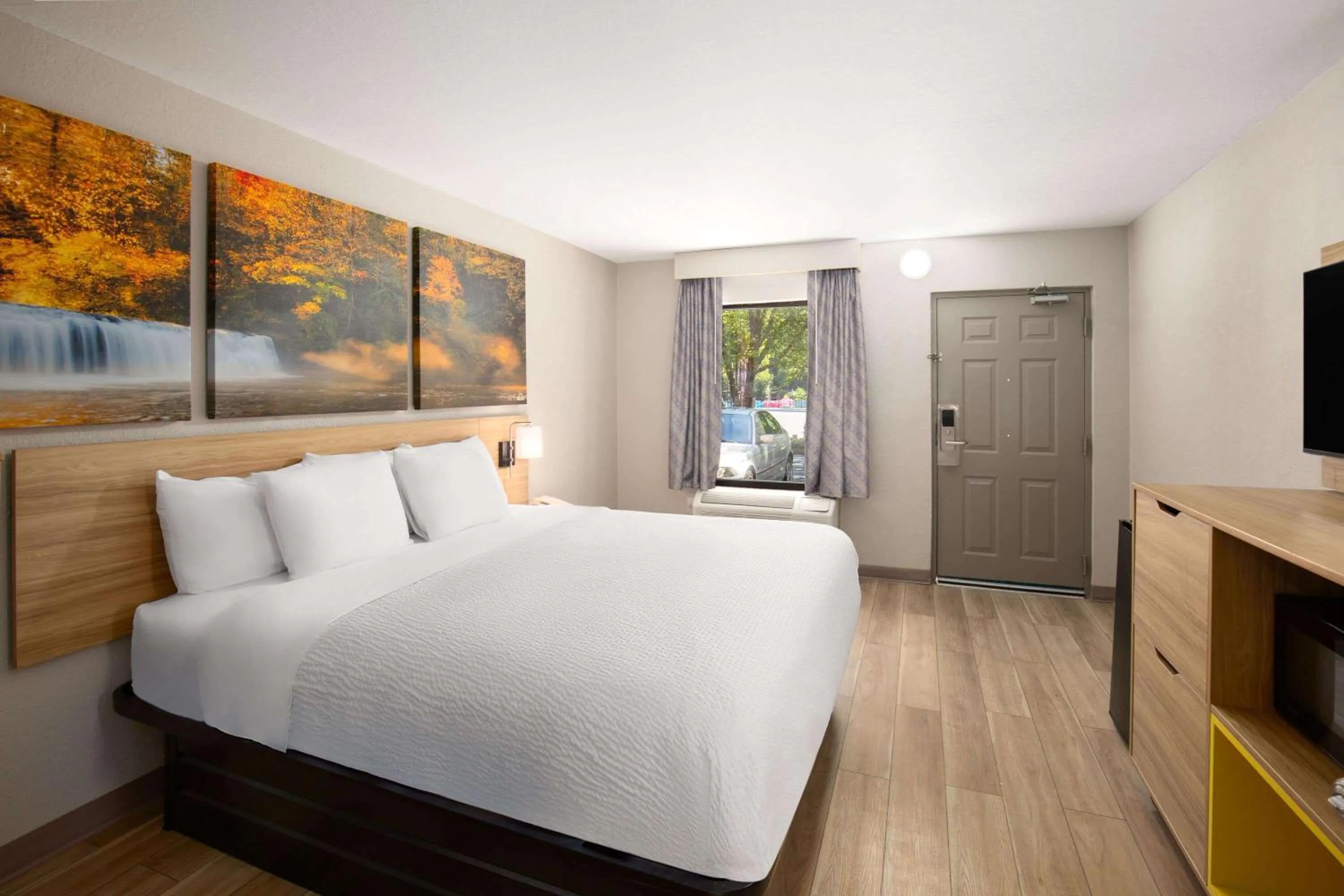 Photo of the whole room, Bed in Days Inn by Wyndham Helen