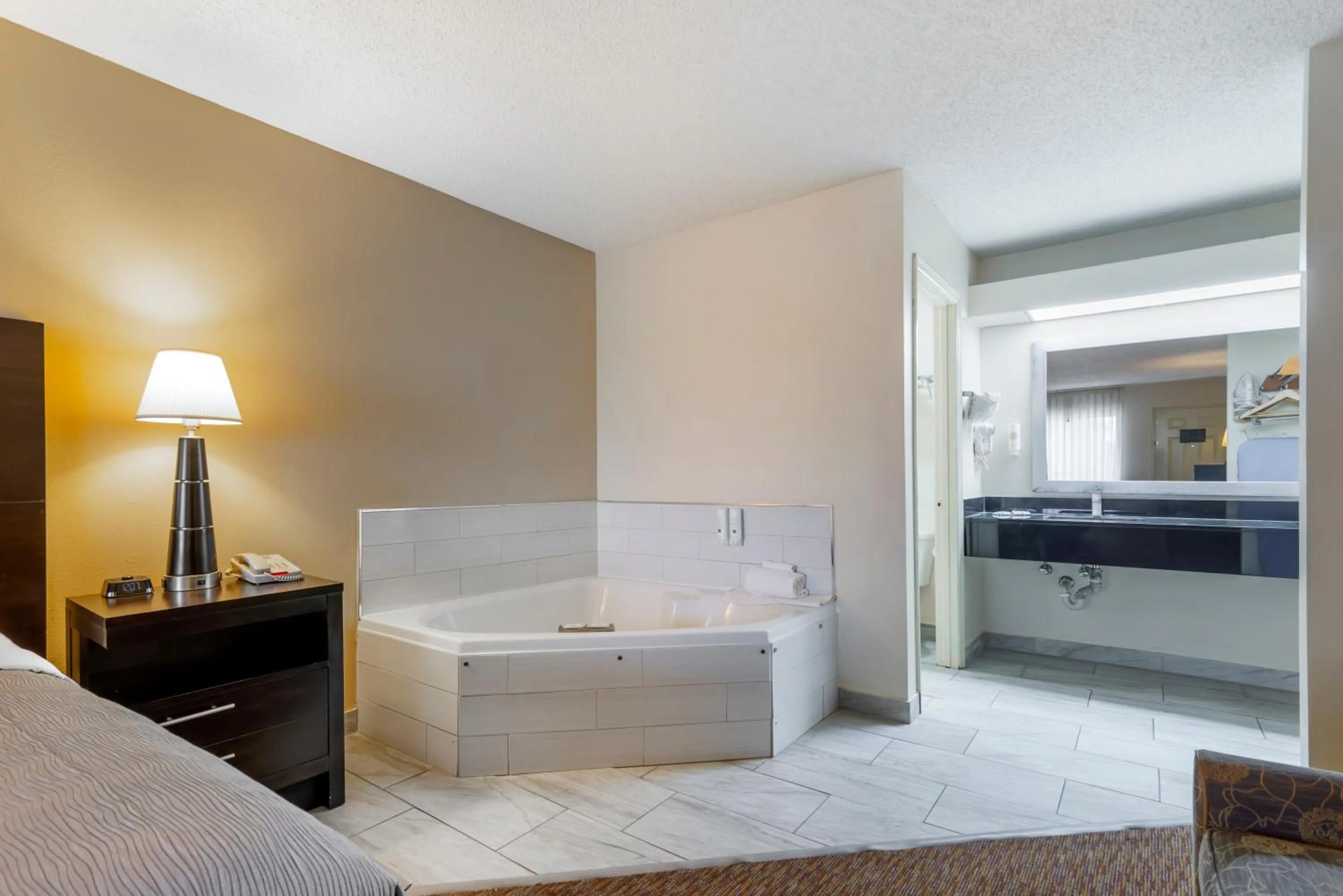 Hot Tub, Bed in Quality Inn Cordele