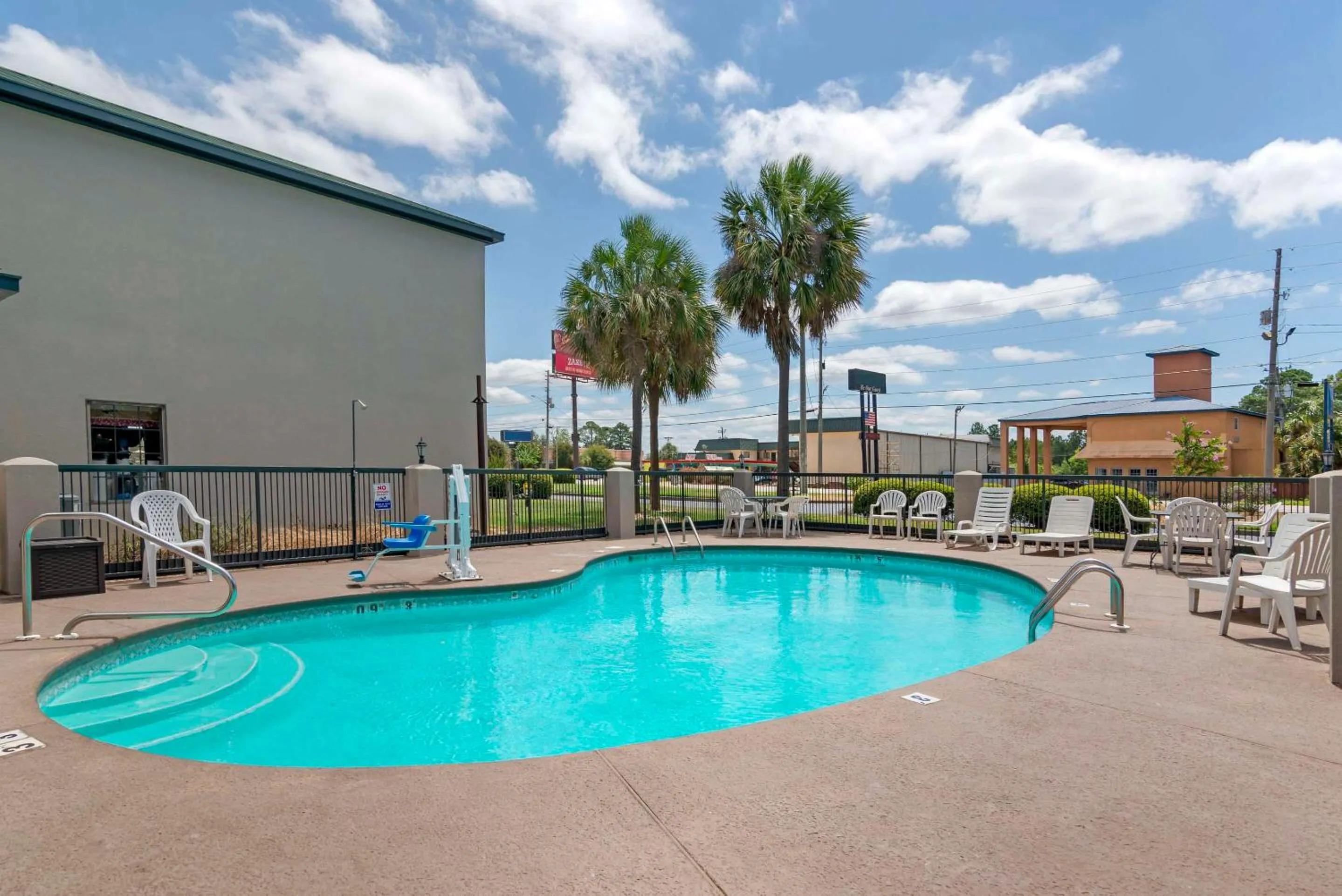 Swimming pool in Quality Inn Cordele