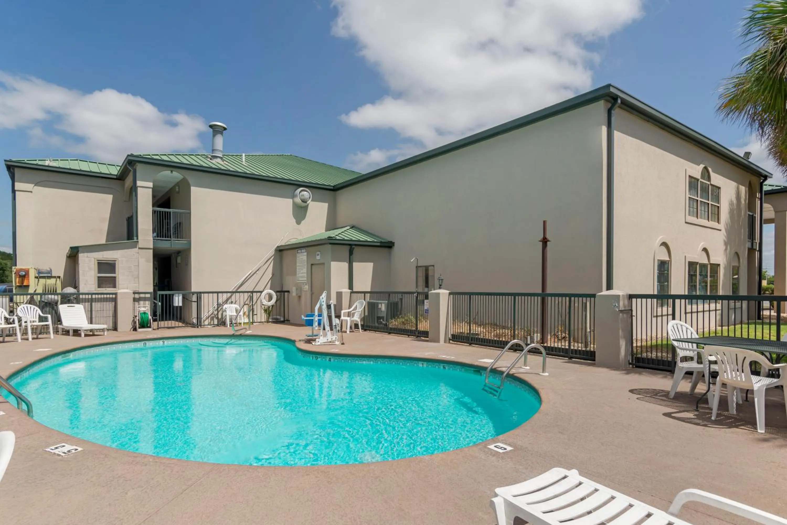 Swimming pool in Quality Inn Cordele