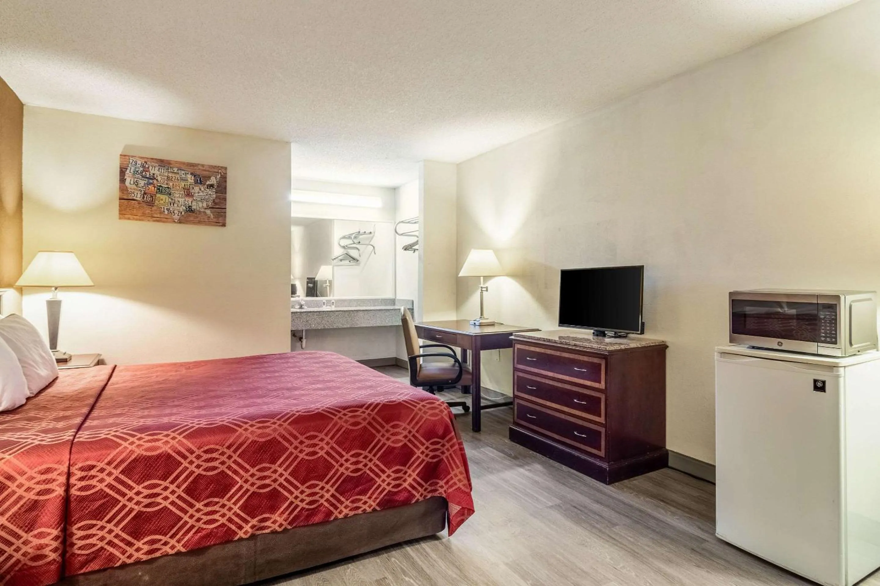 Photo of the whole room, Bed in Econo Lodge Acworth East