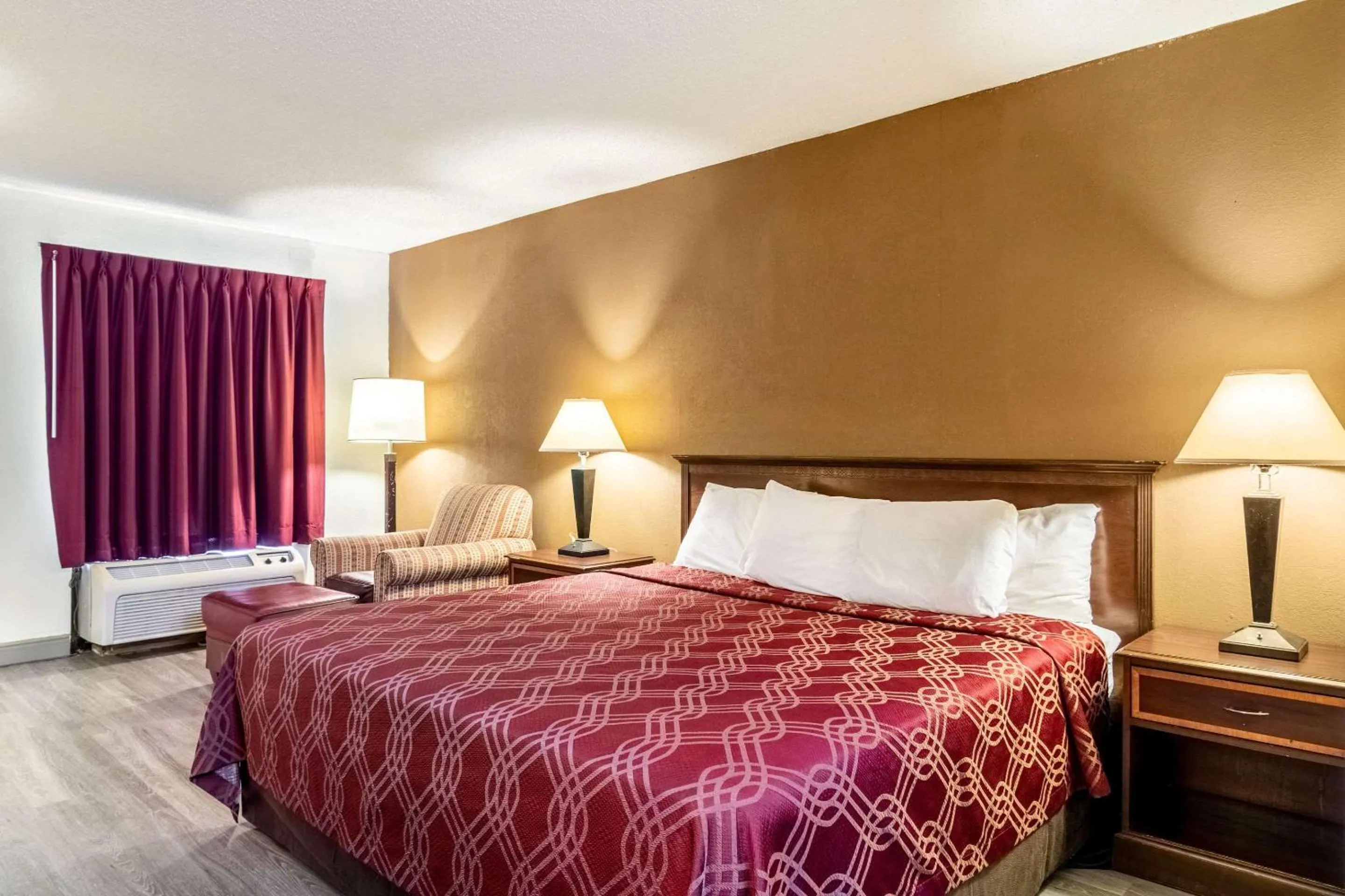 Photo of the whole room, Bed in Econo Lodge Acworth East