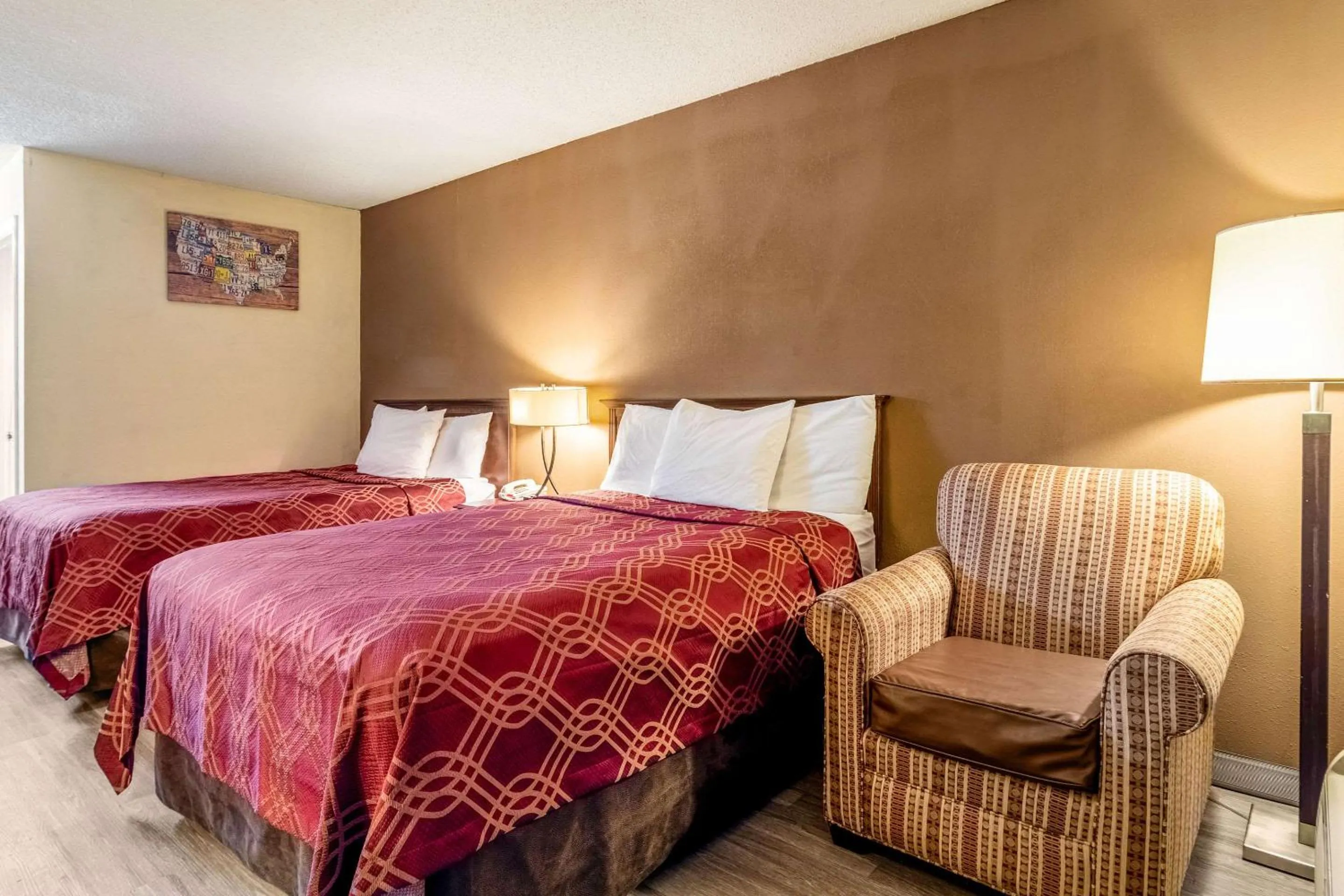 Photo of the whole room, Bed in Econo Lodge Acworth East