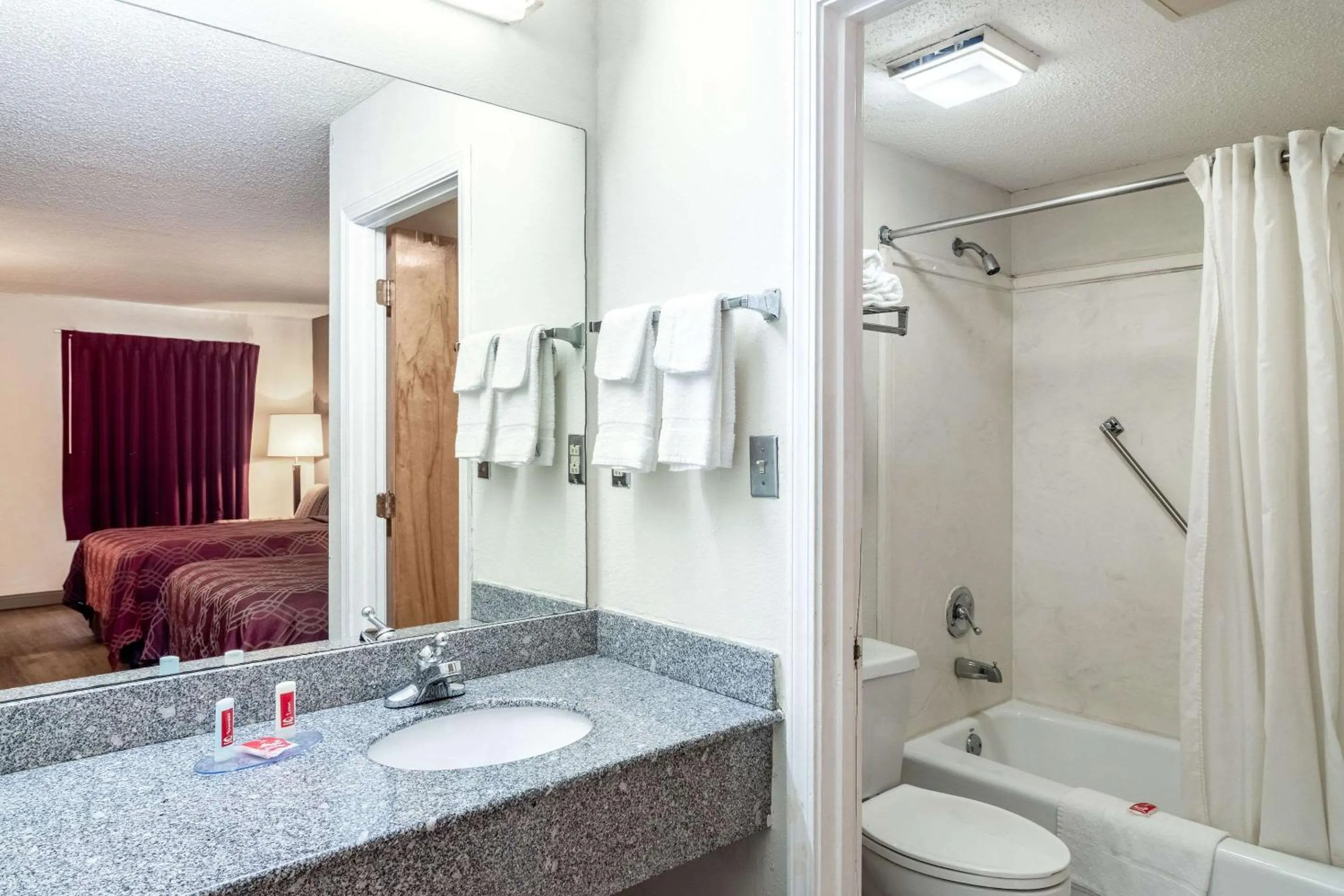 Bathroom in Econo Lodge Acworth East