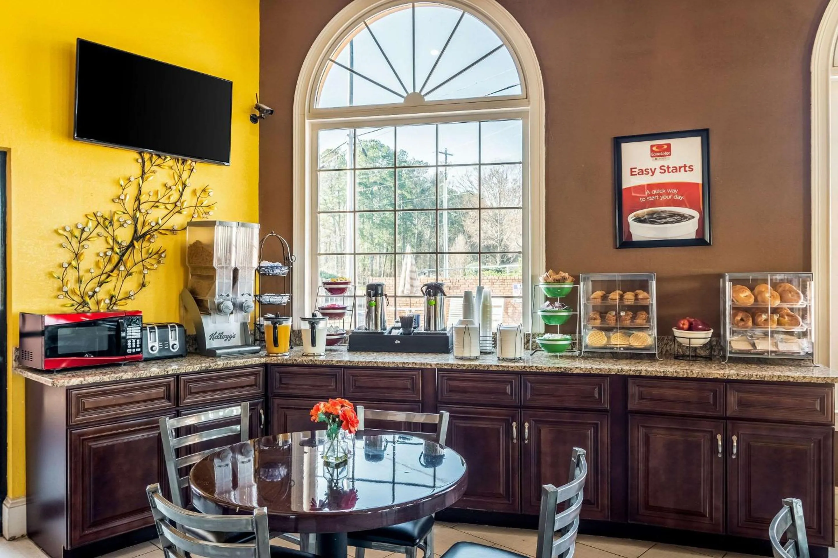 Restaurant/places to eat in Econo Lodge Acworth East